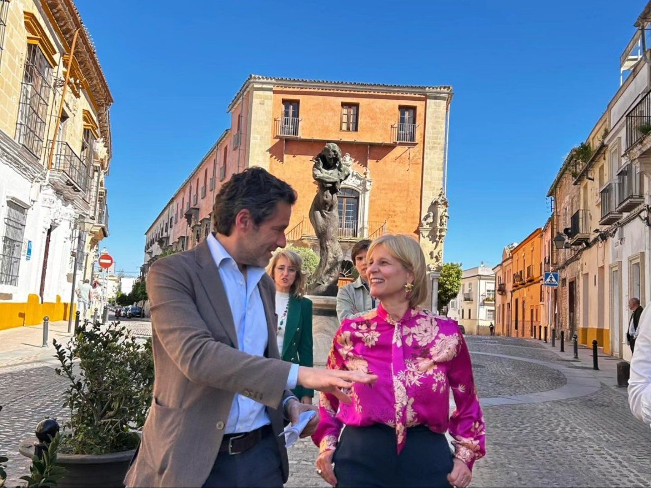 Pelayo y Semper, en el acto en Jerez sobre el flamenco, ante el monumento de Lola Flores.