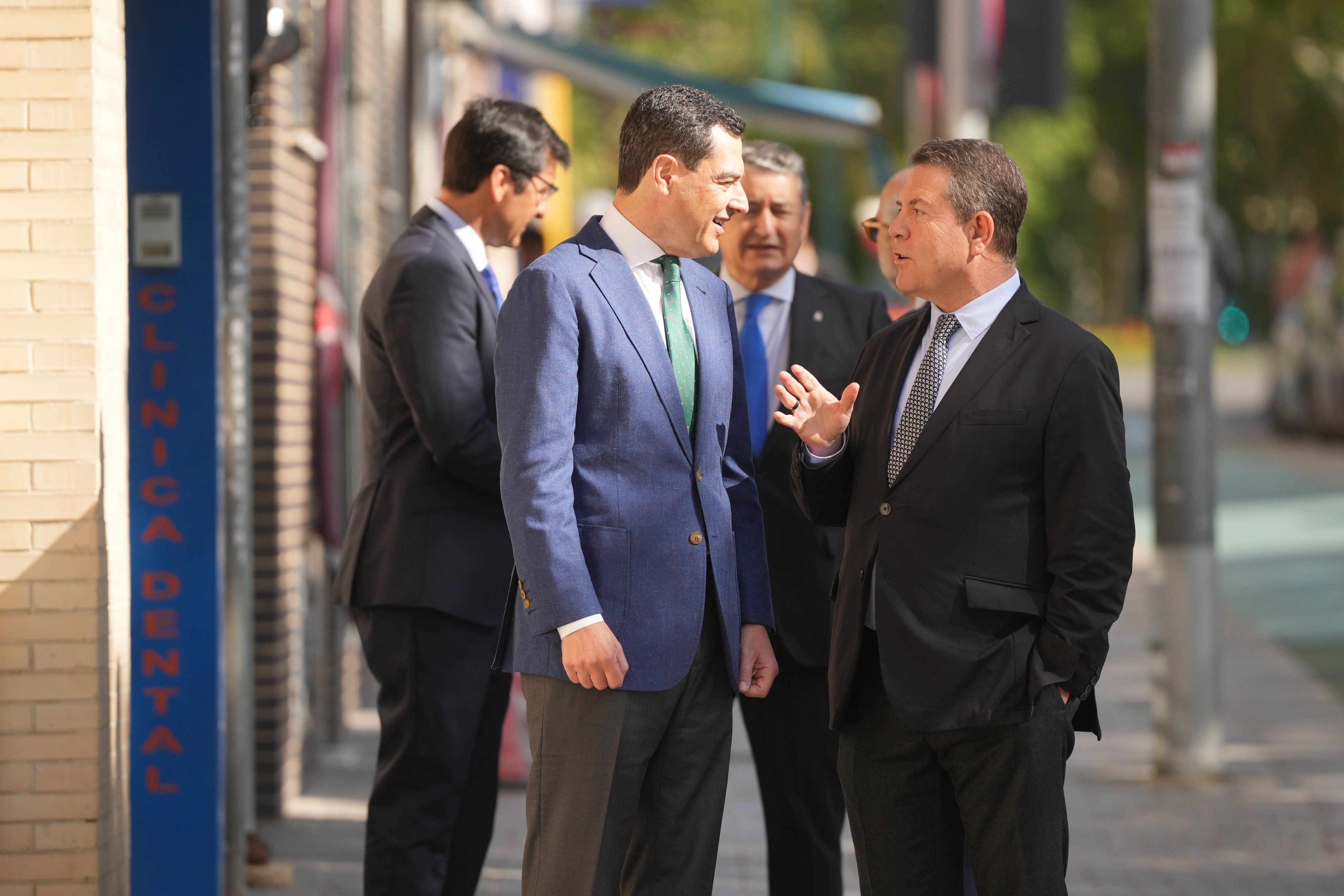 Juanma Moreno y Emiliano García-Page, este sábado en Sevilla.