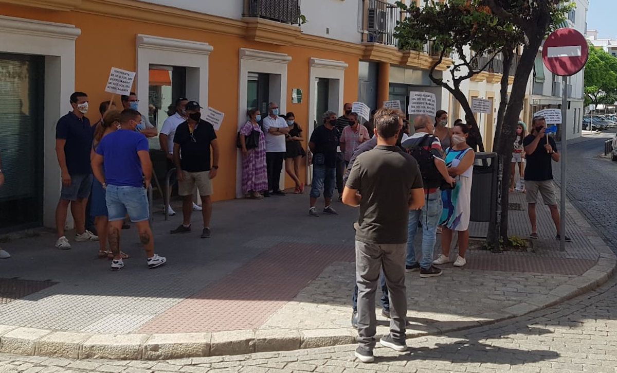 Los feriantes de Valdelagrana concentrados frente a la oficina de Urbanismo de El Puerto.