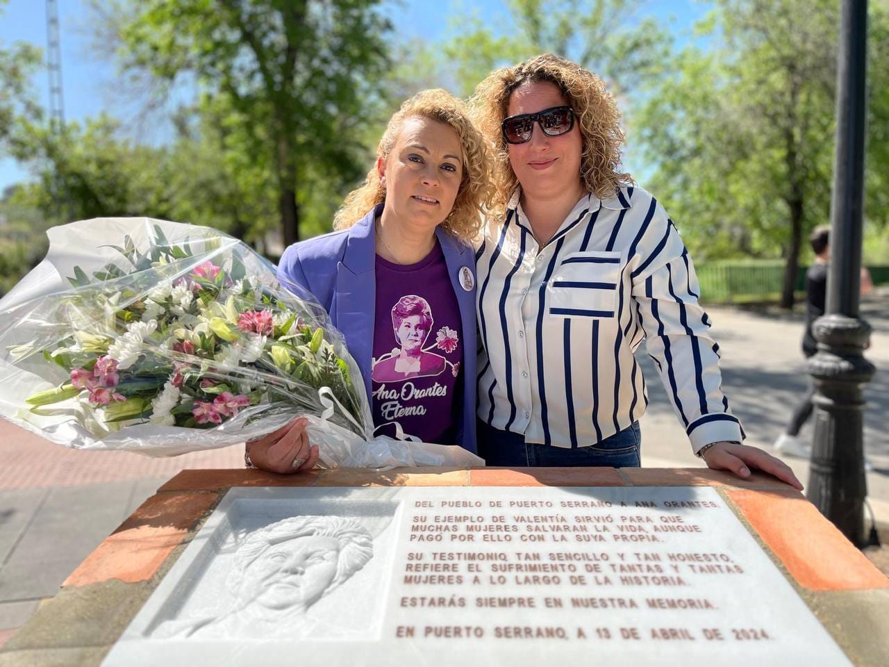 La visita de Raquel Orantes a la placa de su madre en Puerto Serrano.