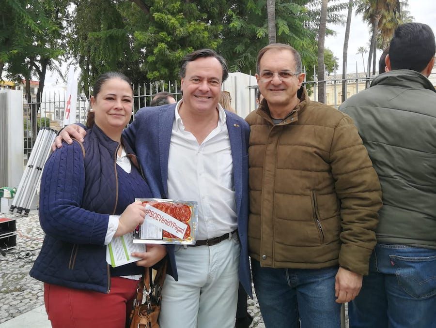 María del Carmen Cariciolo y Miguel Ángel Pereda (derecha), ediles de Vox en Bormujos.