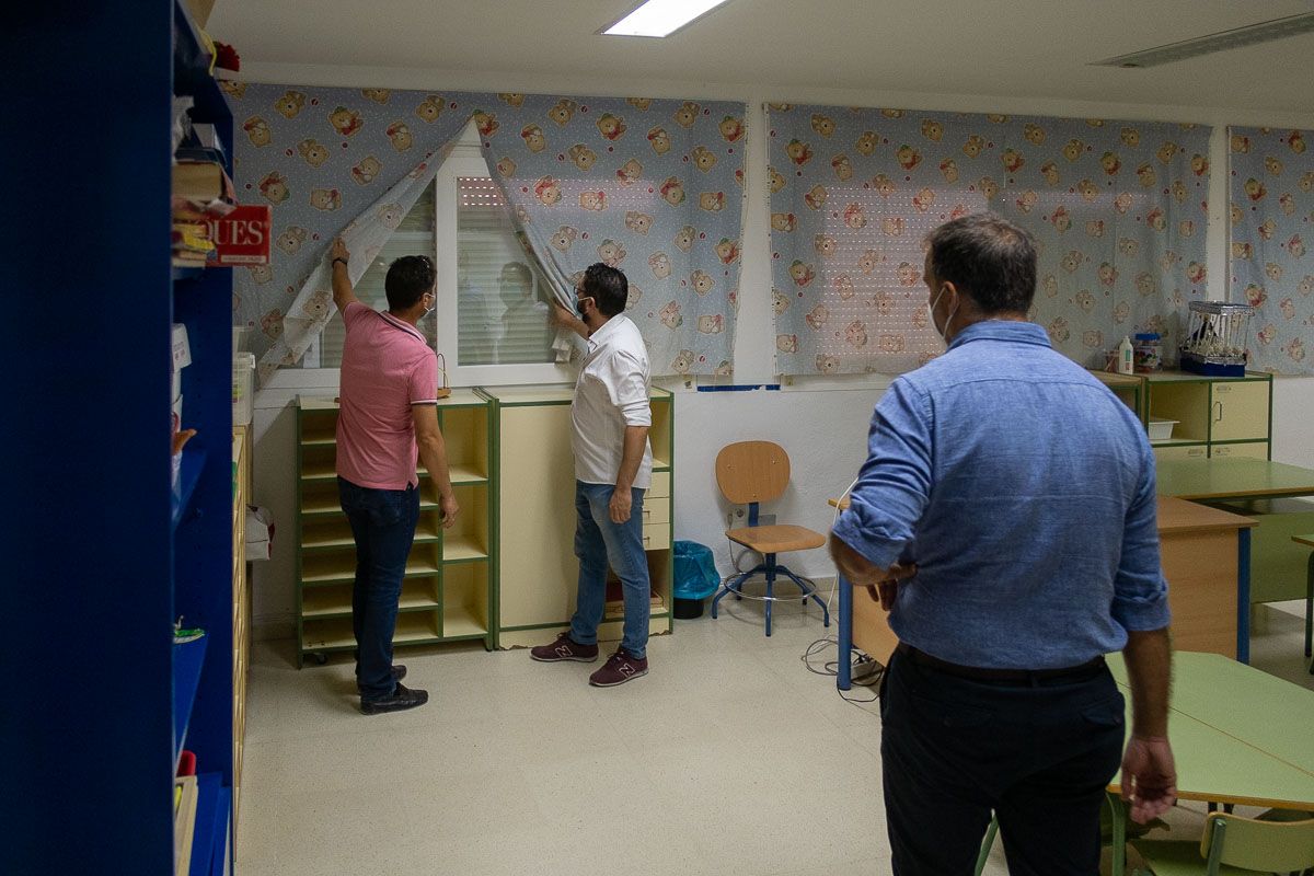El alcalde Jorge Rodríguez, con Ramón Galán y José Miguel Pérez, del equipo de gobierno, en el CEIP Blas Infante.