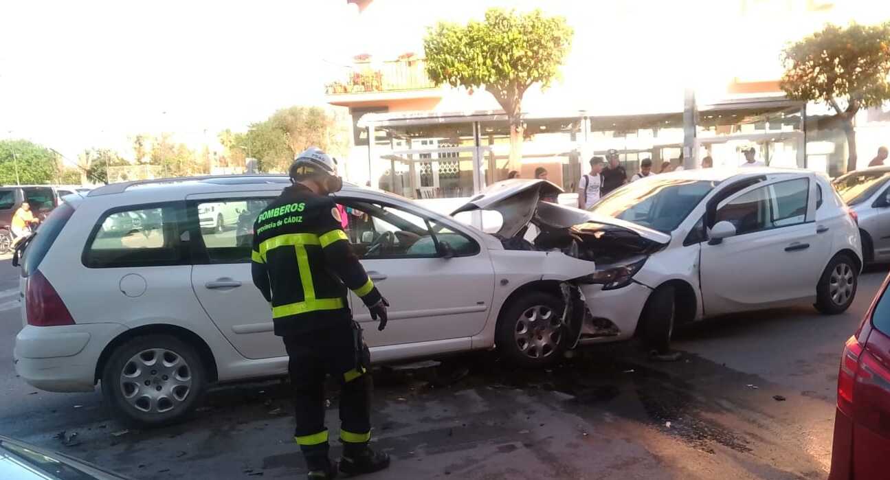 Los dos coches, después de producirse el choque frontal por un adelantamiento prohibido.