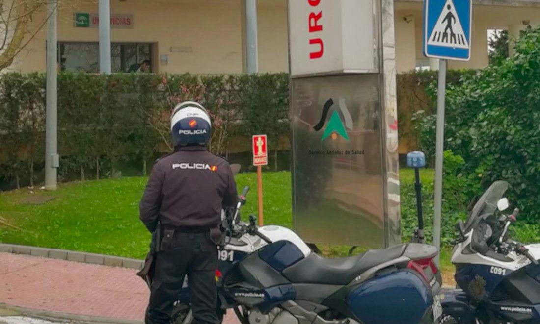 Un agente de Policía en las urgencias de Jerez, en una imagen de archivo.