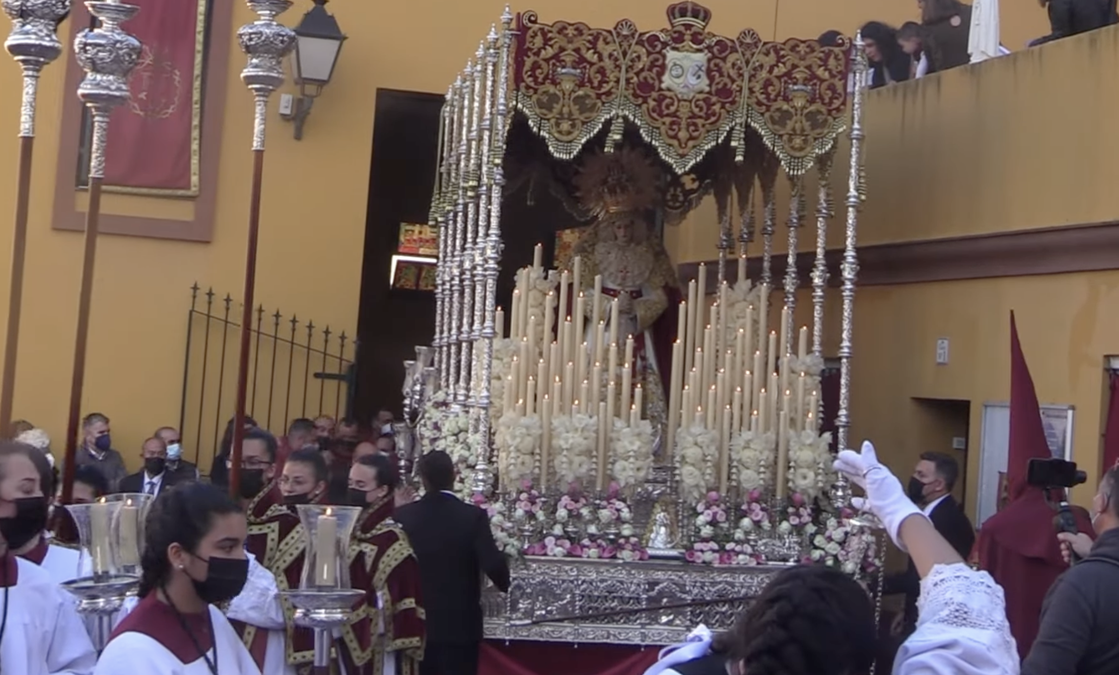 El palio de La Amargura de Puerto Real saliendo de su capilla. 