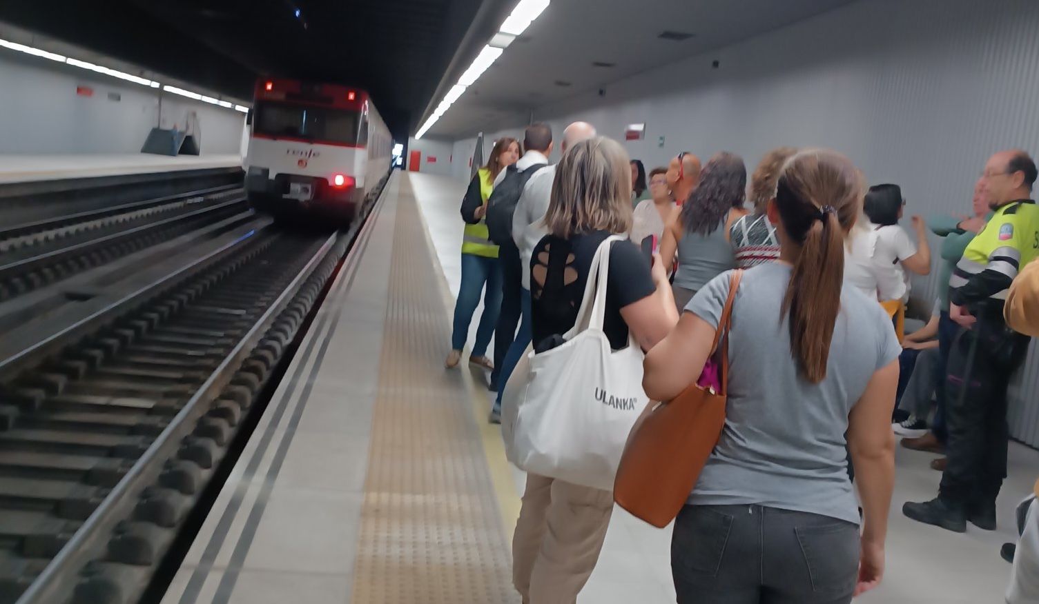 El hombre que se tiró a las vías del tren, con autoridades.