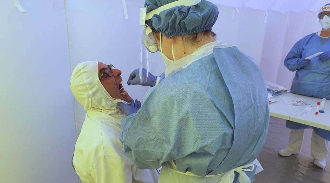 Una sanitaria realiza las pruebas de covid a un paciente. FOTO: Generalitat de Cataluña