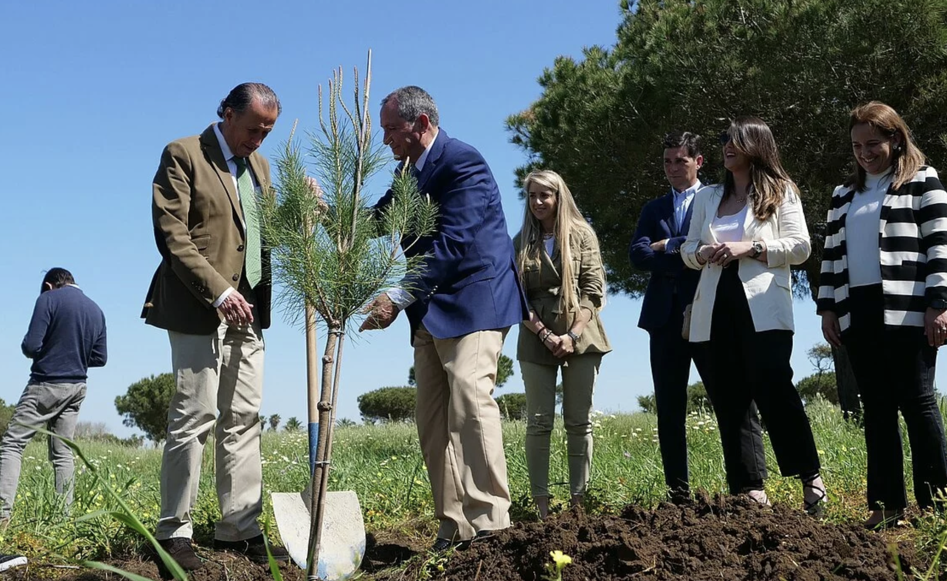 El alcalde de Chiclana y el gerente de la empresa en la plantación de árboles. 