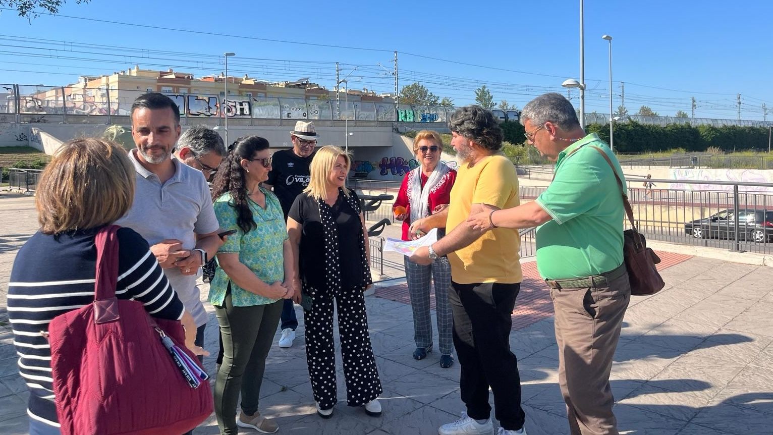 Un momento del encuentro que han mantenido Mamen Sánchez y José Antonio Díaz con los vecinos de Entrevías acerca de la futura estación.