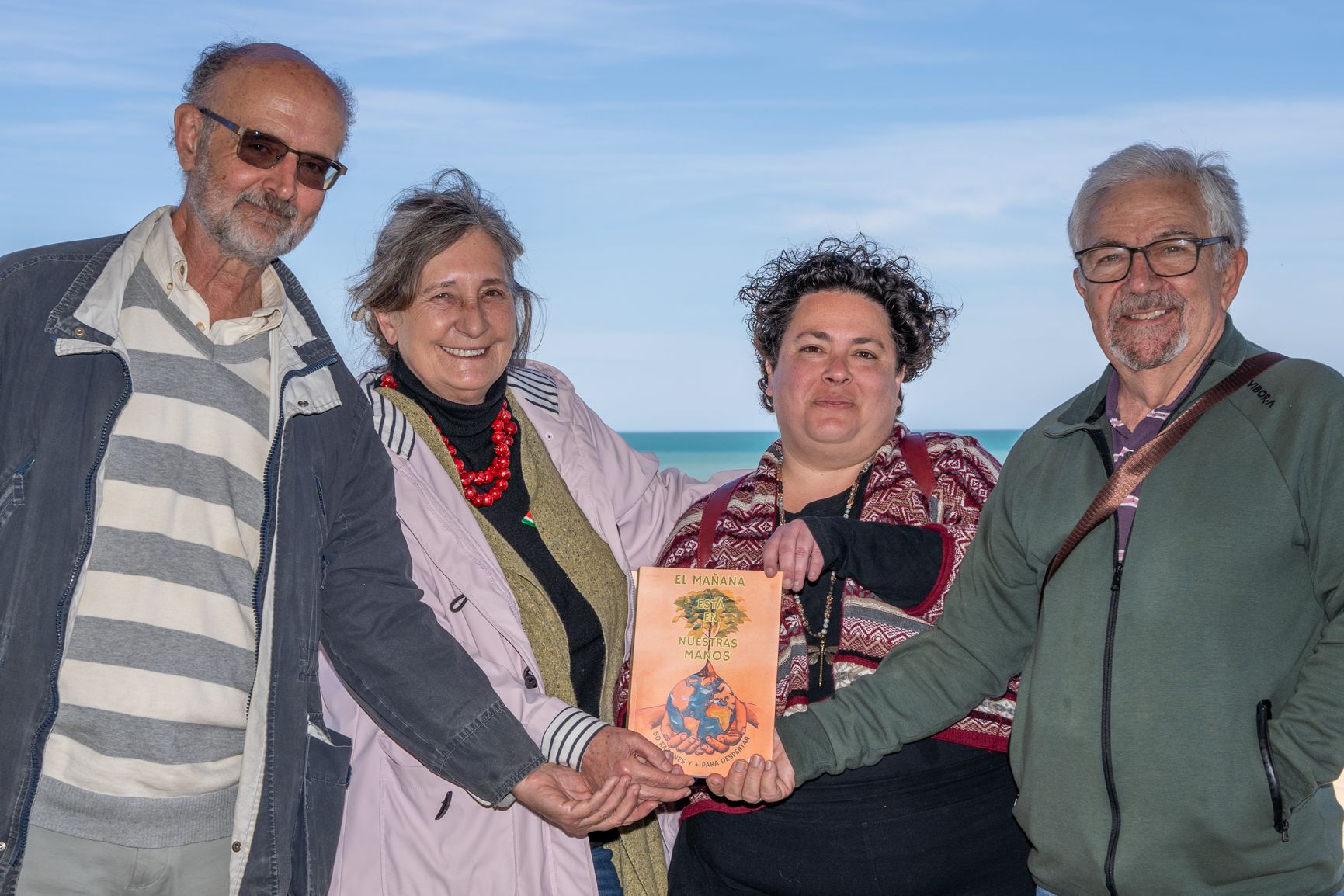 Pedro Castilla Madriñán (derecha), junto a tres de los autores de 'El mañana está en nuestras manos'.