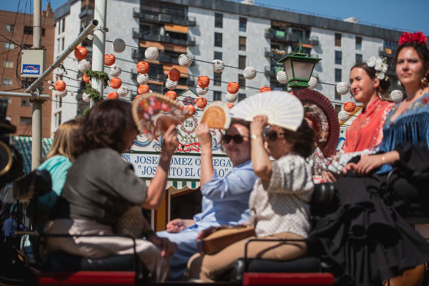 Varias mujeres se protegen del sol en la Feria de Abril de Sevilla.