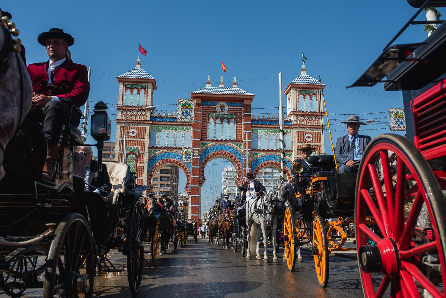 Coches de caballos frente a la Portada de la Feria de Sevilla.