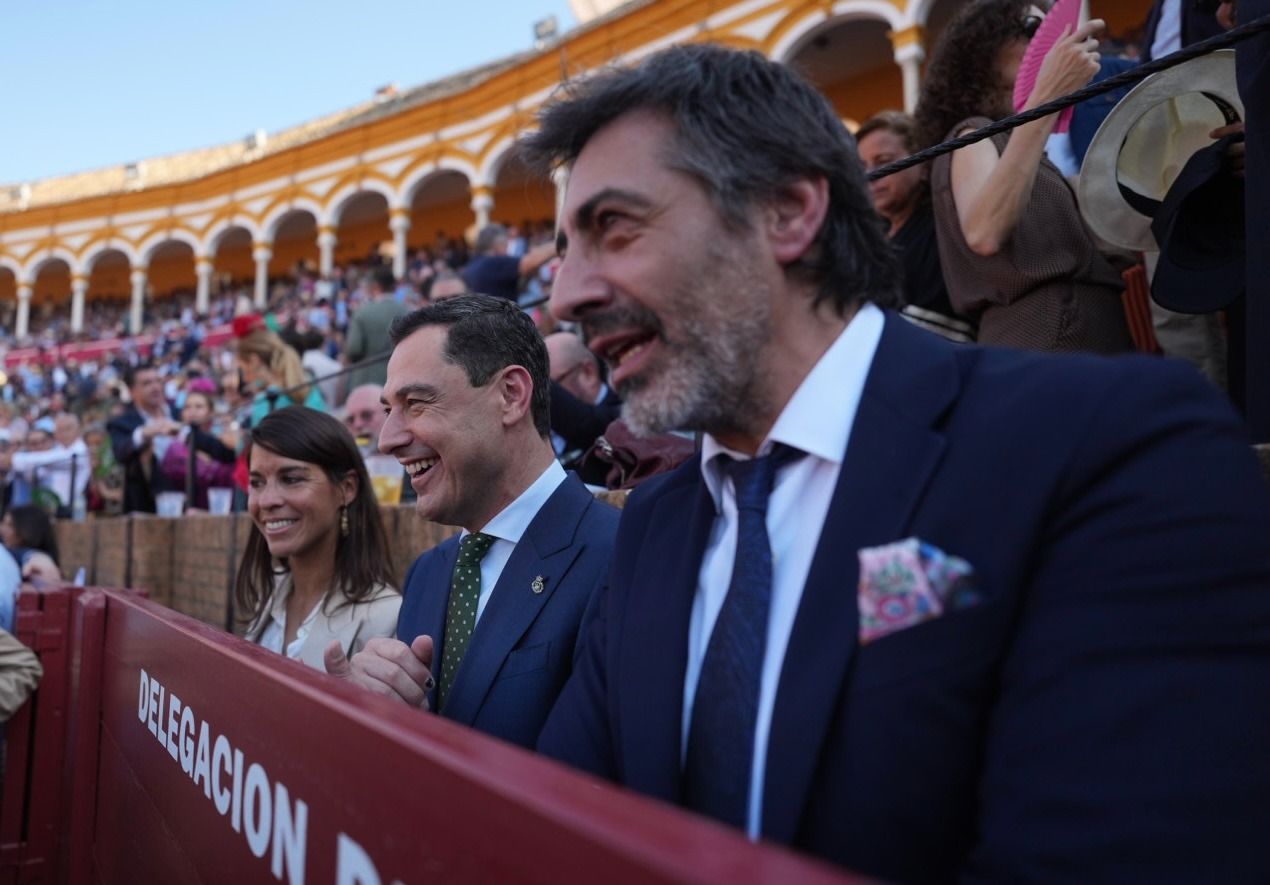 El presidente andaluz, Juanma Moreno, acompañado del tertuliano Juan del Val, en una imagen publicada en su cuenta de X.