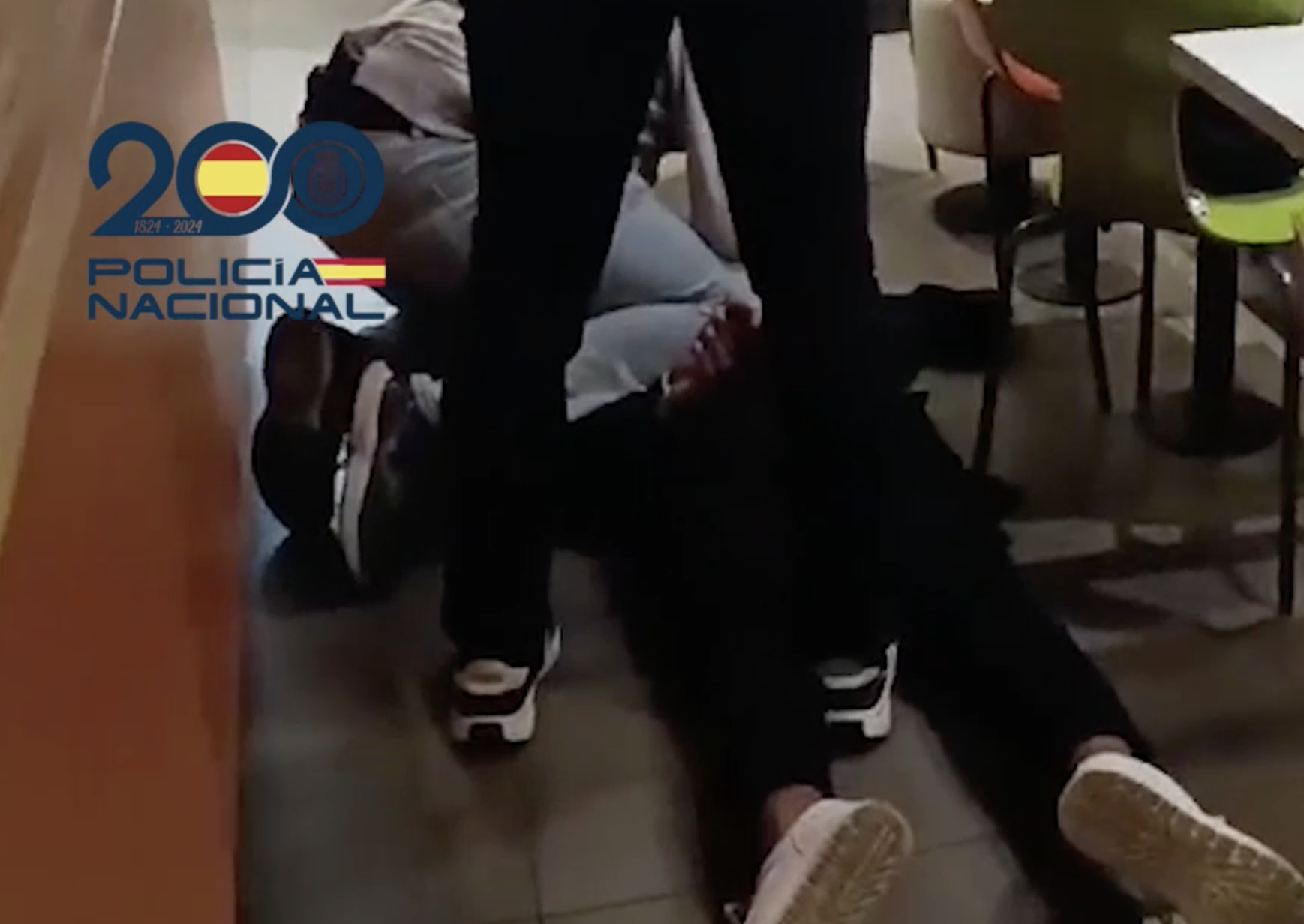 Agentes policiales reteniendo a uno de los secuestradores. Agentes policiales reteniendo a uno de los secuestradores.