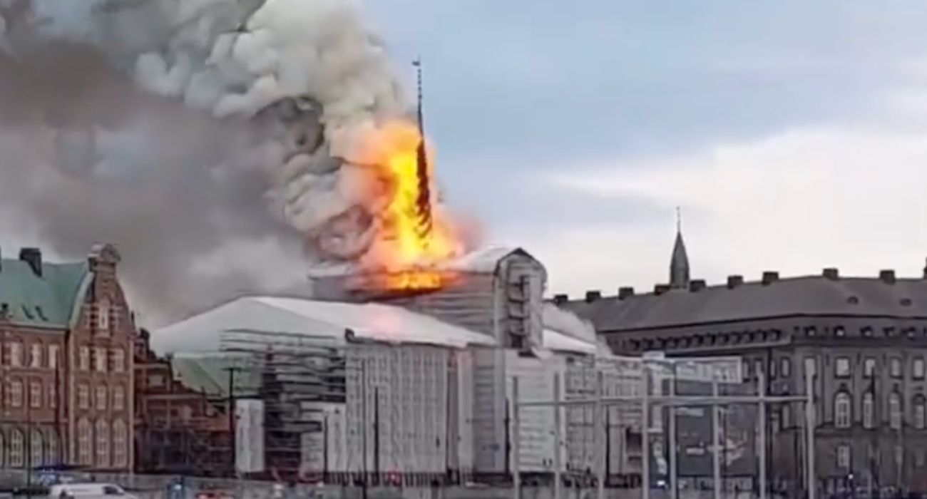 La Bolsa de Copenhague, devorada por las llamas.