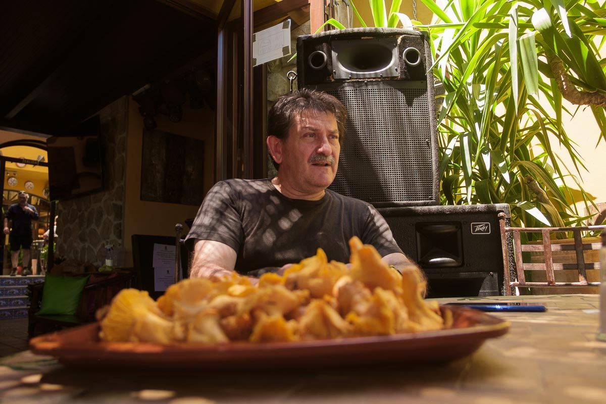 Antonio Cuenca, con un plato de chantarelas al frente. FOTO: MANU GARCÍA