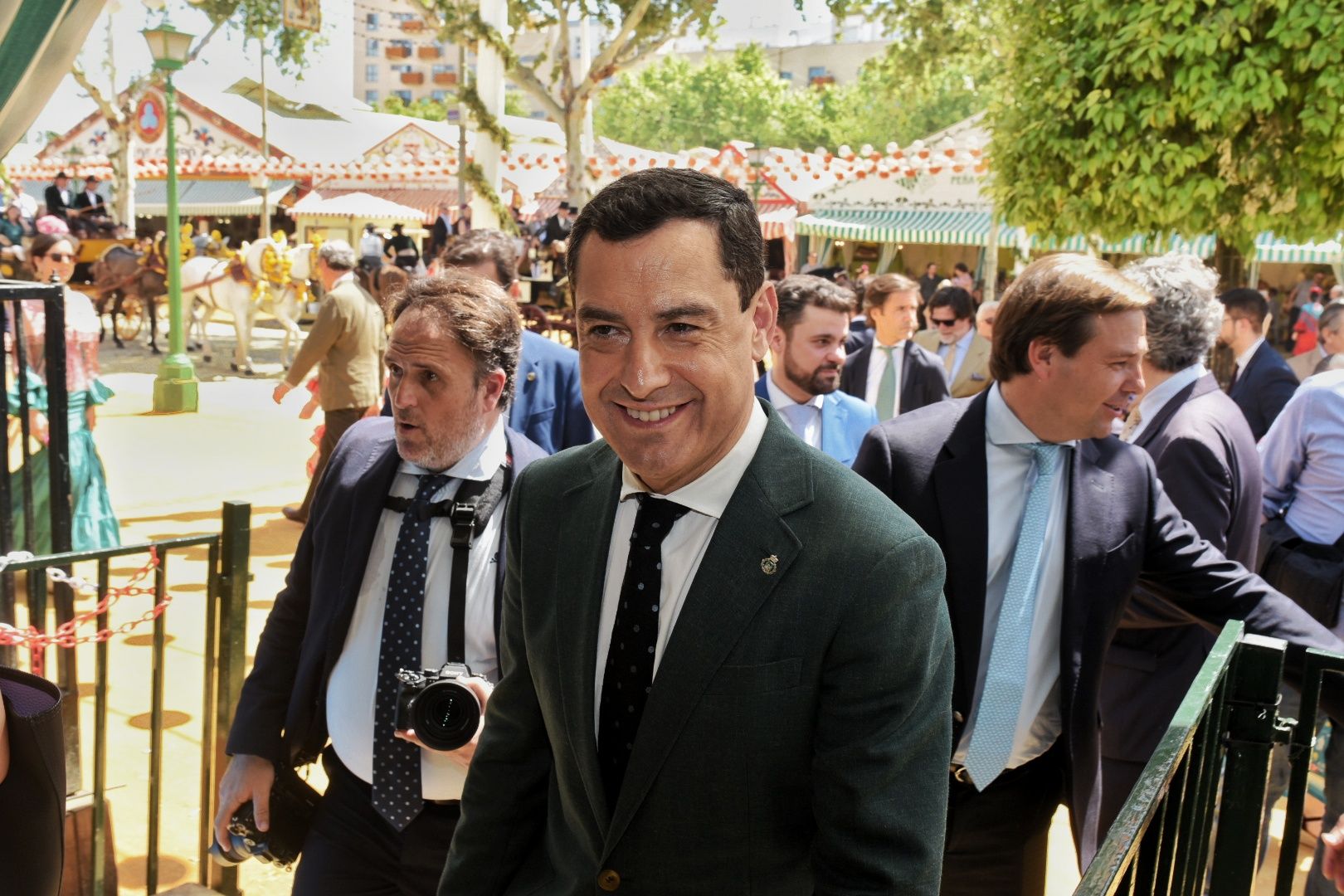 Juanma Moreno, a su llegada a una caseta de la Feria de Sevilla. 