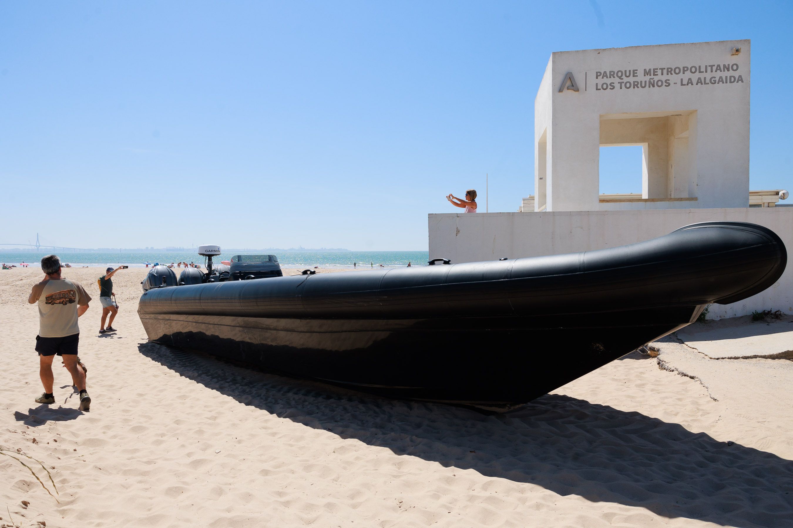 Bañistas fotografían la narcolancha aparecida en Valdelagrana. Bañistas fotografían la narcolancha aparecida en Valdelagrana.