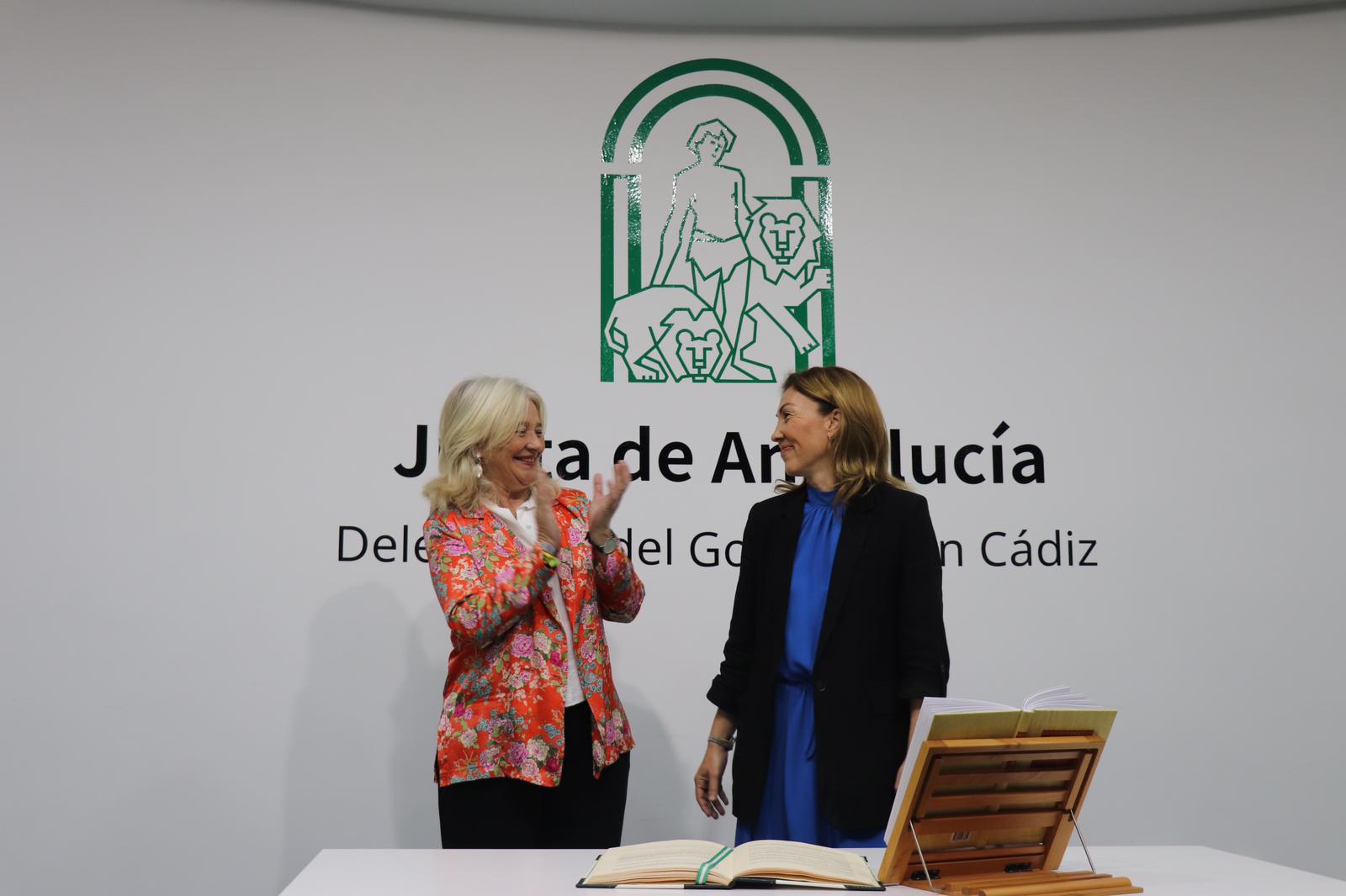 Mercedes Colombo, delegada del Gobierno de la Junta en Cádiz, y Tania Barcelona, nueva delegada territorial de Turismo, Cultura y Deporte, durante la toma de posesión.  JUNTA DE ANDALUCÍA