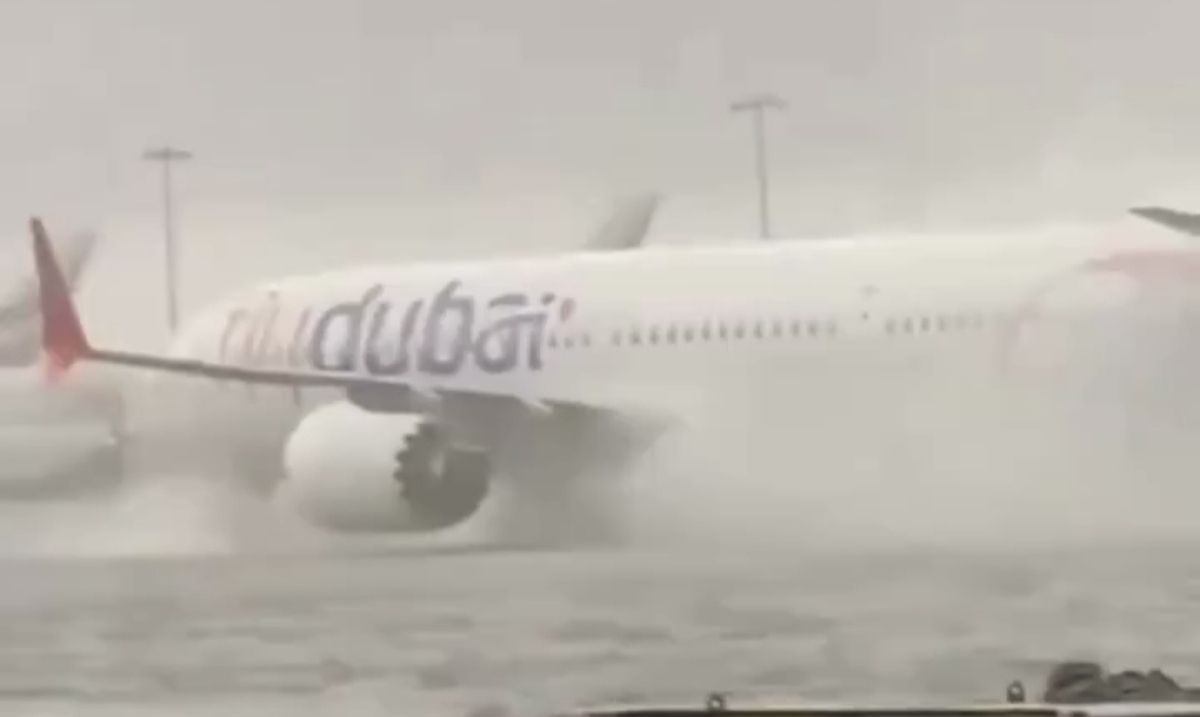Un avión rodeado de agua en el aeropuerto de Dubái, totalmente inundado.