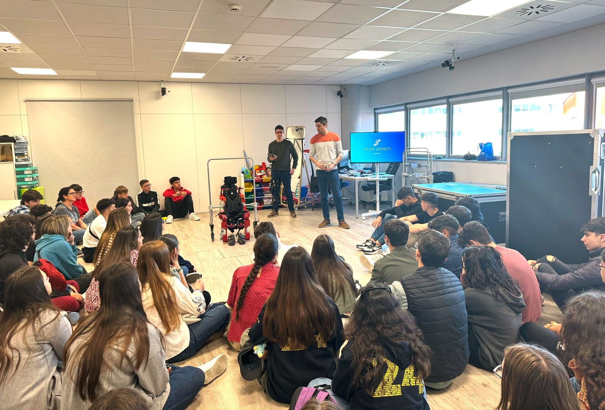 Estudiantes de Jerez ponen nombre al taller donde se produce el primer exoesqueleto pediátrico.