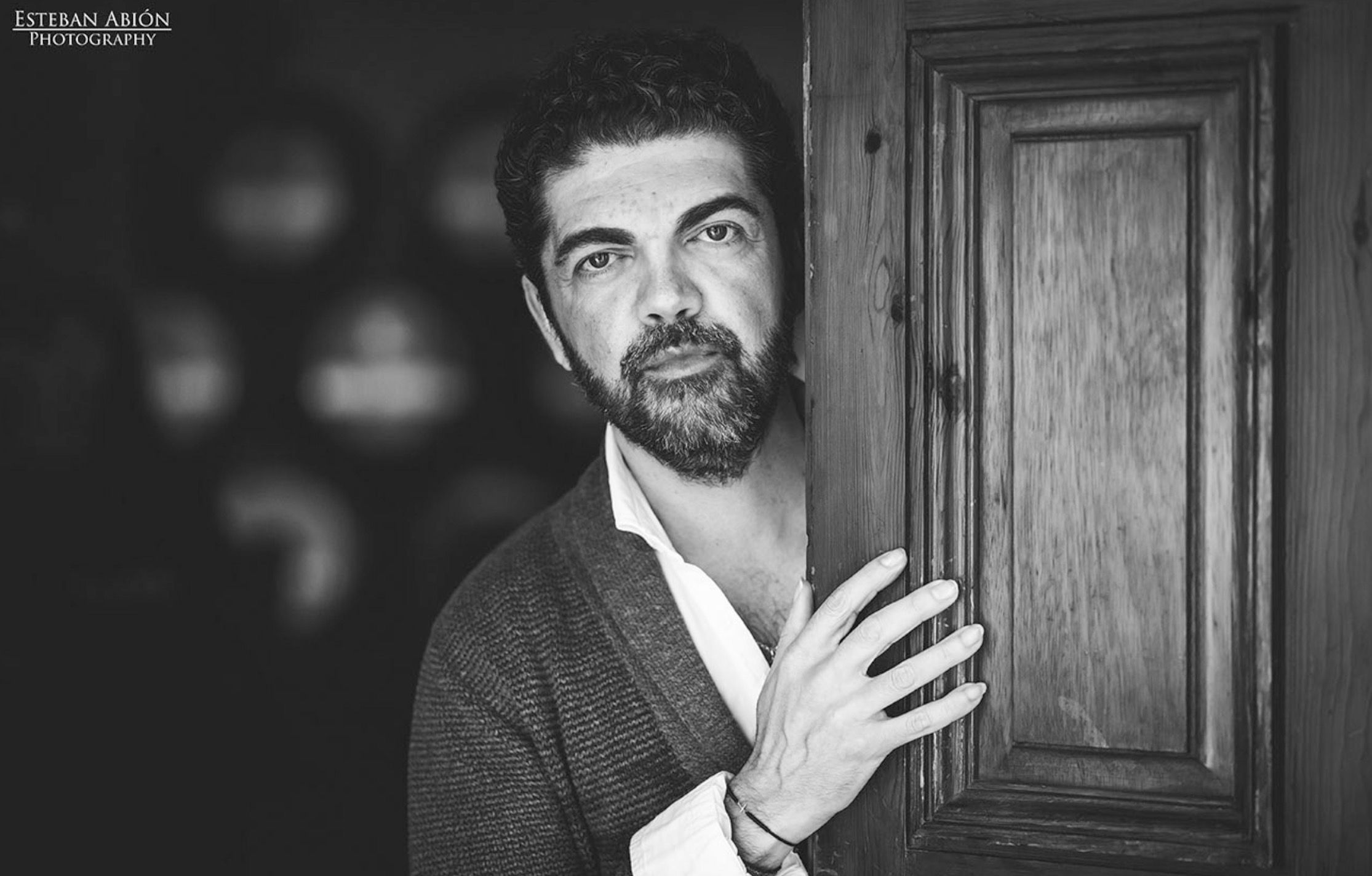 El guitarrista flamenco José Carlos Gómez regresa esta primavera a los escenarios con una gira de conciertos en los que pone música a "la  vida de Paco de Lucía".