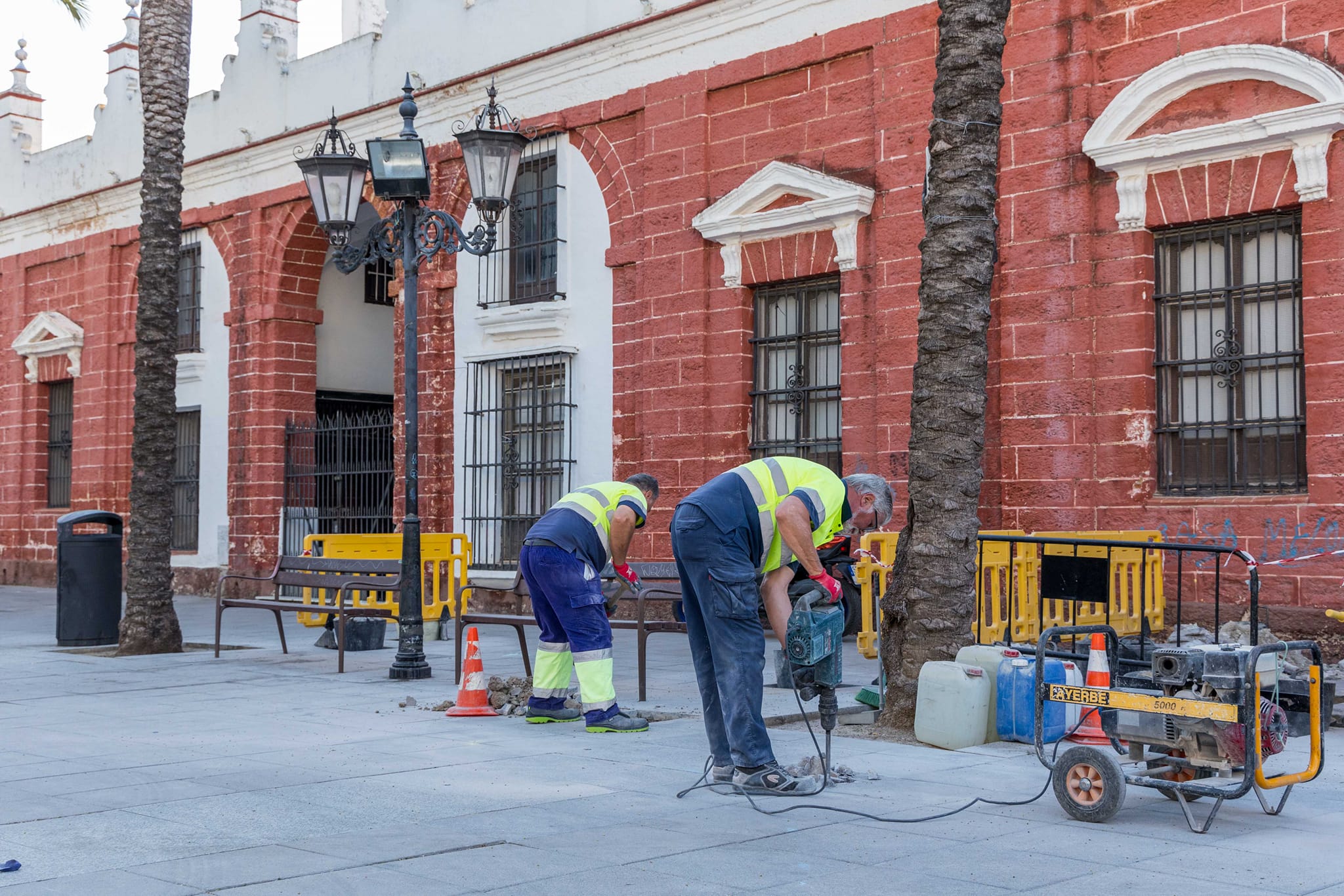 Trabajadores del Ayuntamiento de San Fernando, en una reciente actuación. Trabajadores del Ayuntamiento de San Fernando, en una reciente actuación.