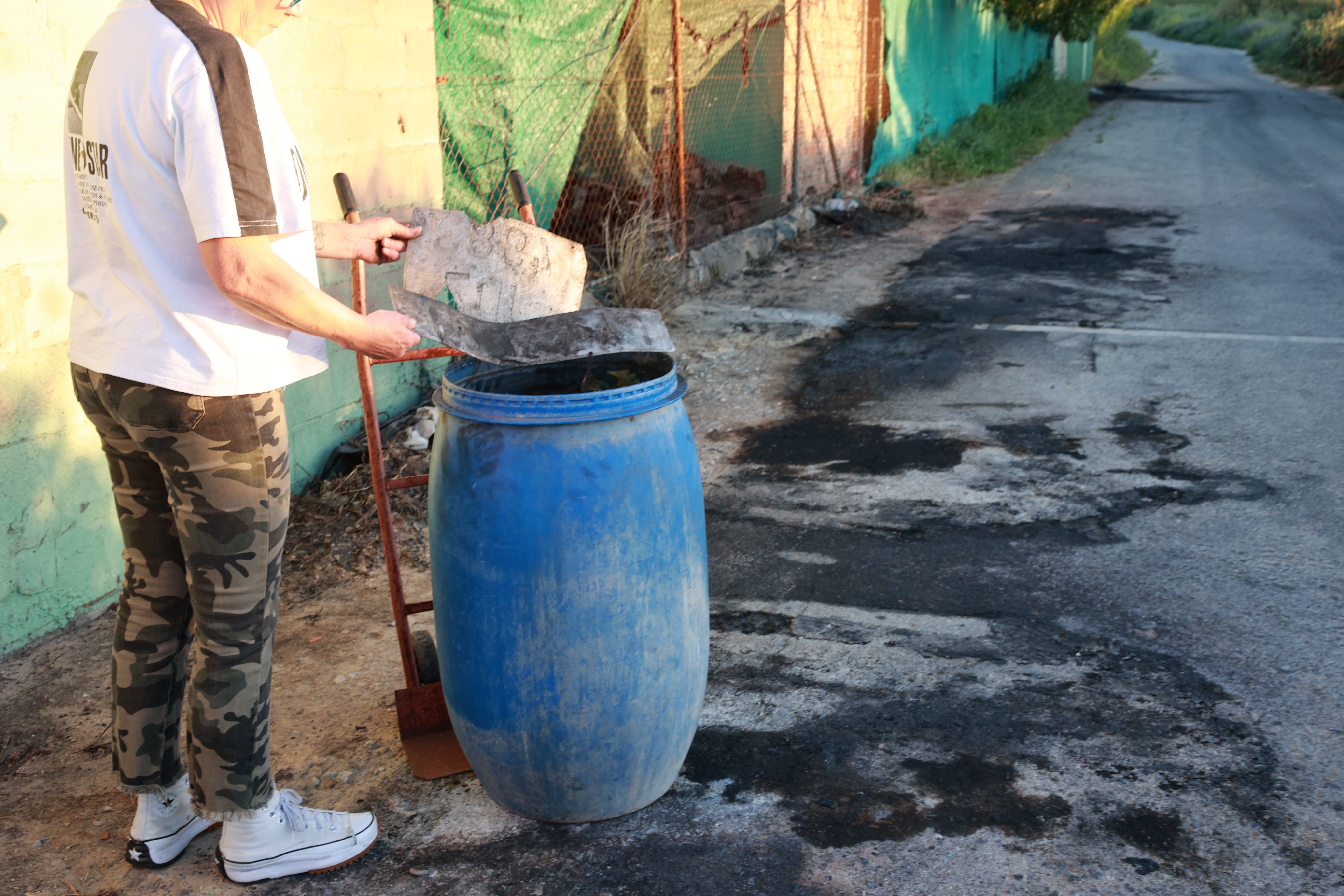 Estado de la calle tras arder los coches de una familia en Jerez.