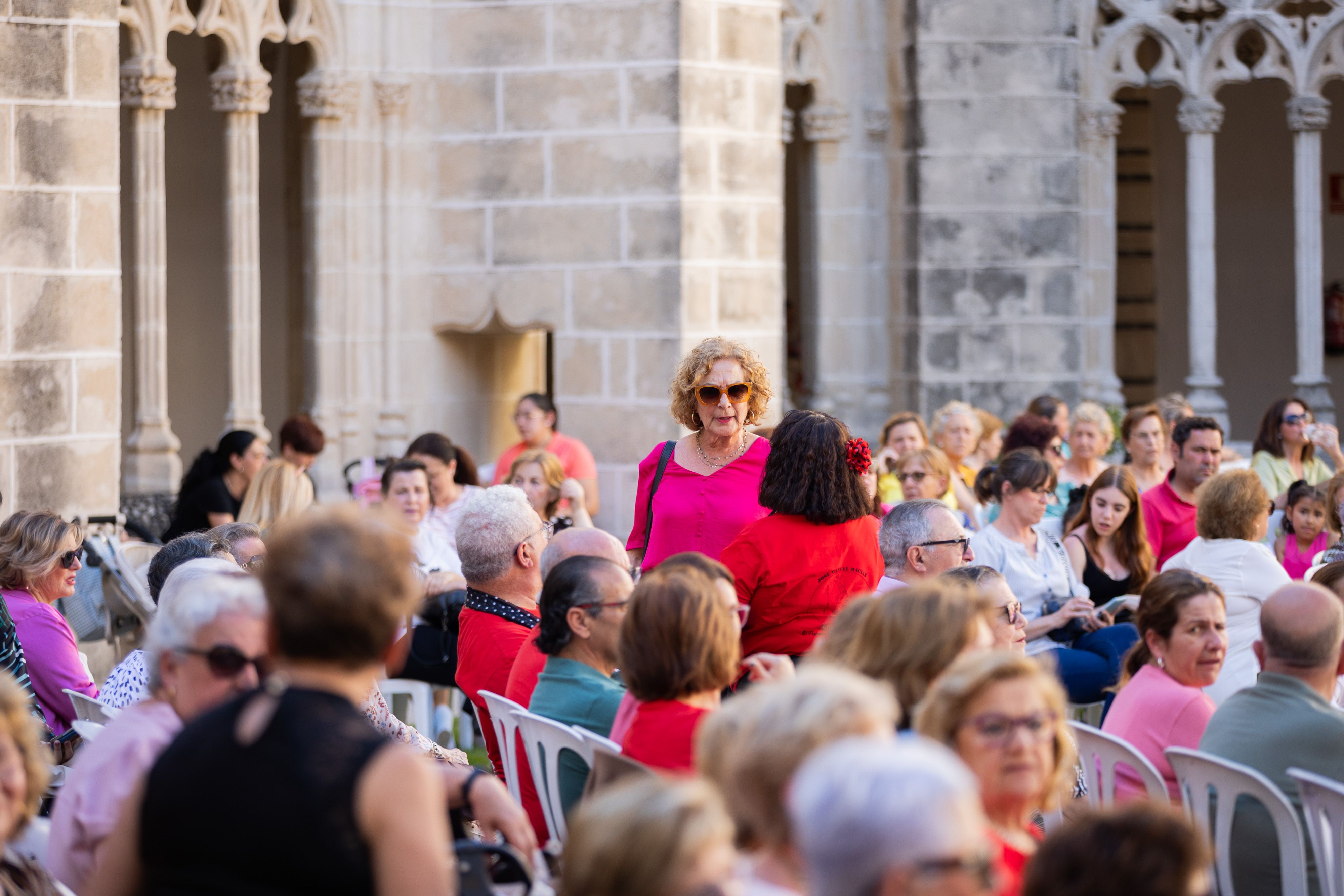  Desfile de 'mujeres con arte' en los Claustros de Santo Domingo de Jerez