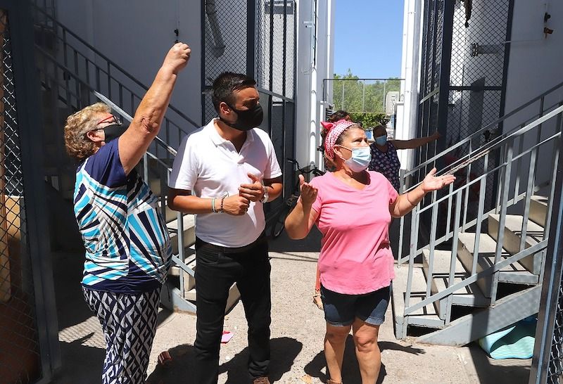 El teniente de alcaldesa José Antonio Díaz, con vecinas de Los Pitufos.