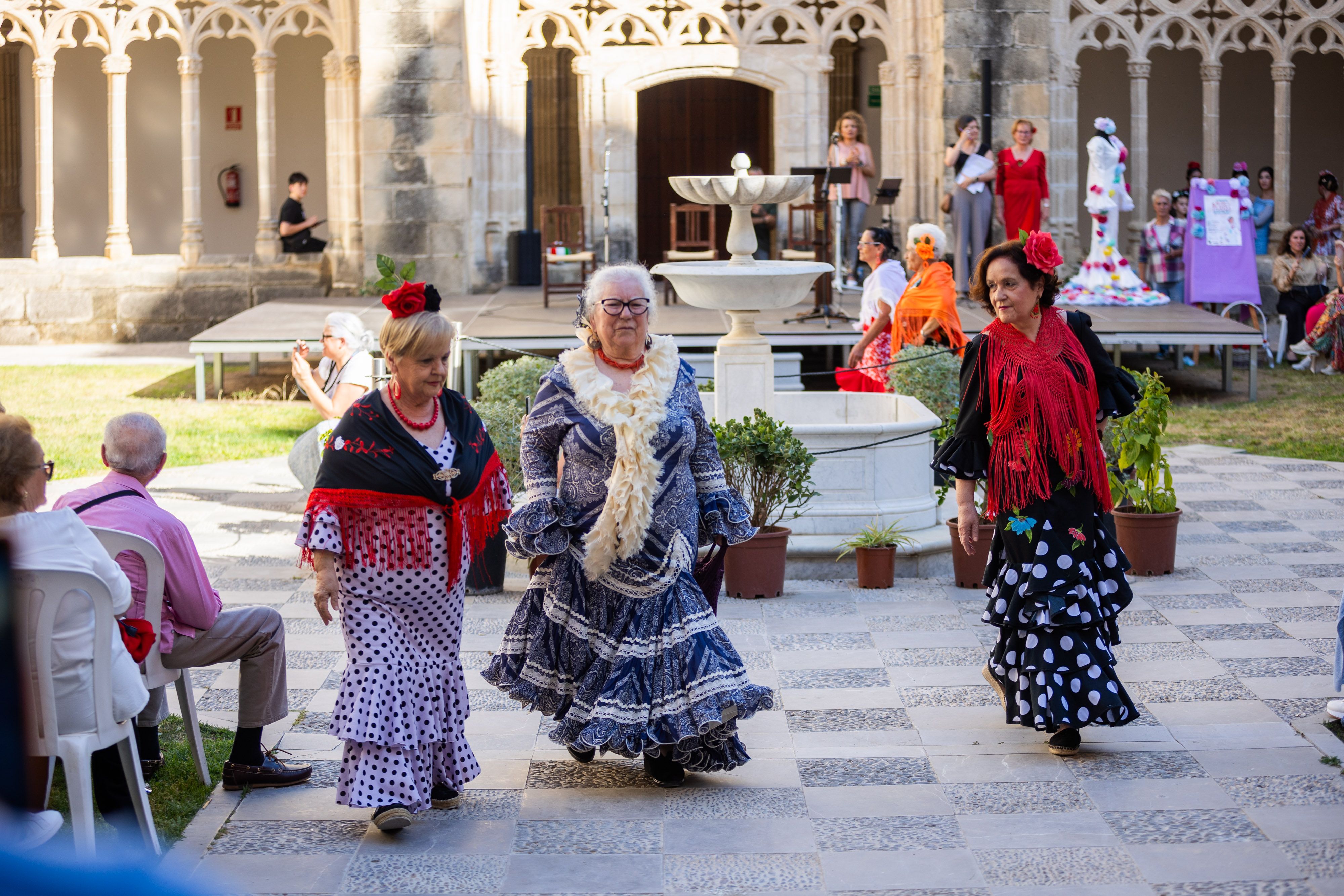  Desfile de 'mujeres con arte' en los Claustros de Santo Domingo de Jerez