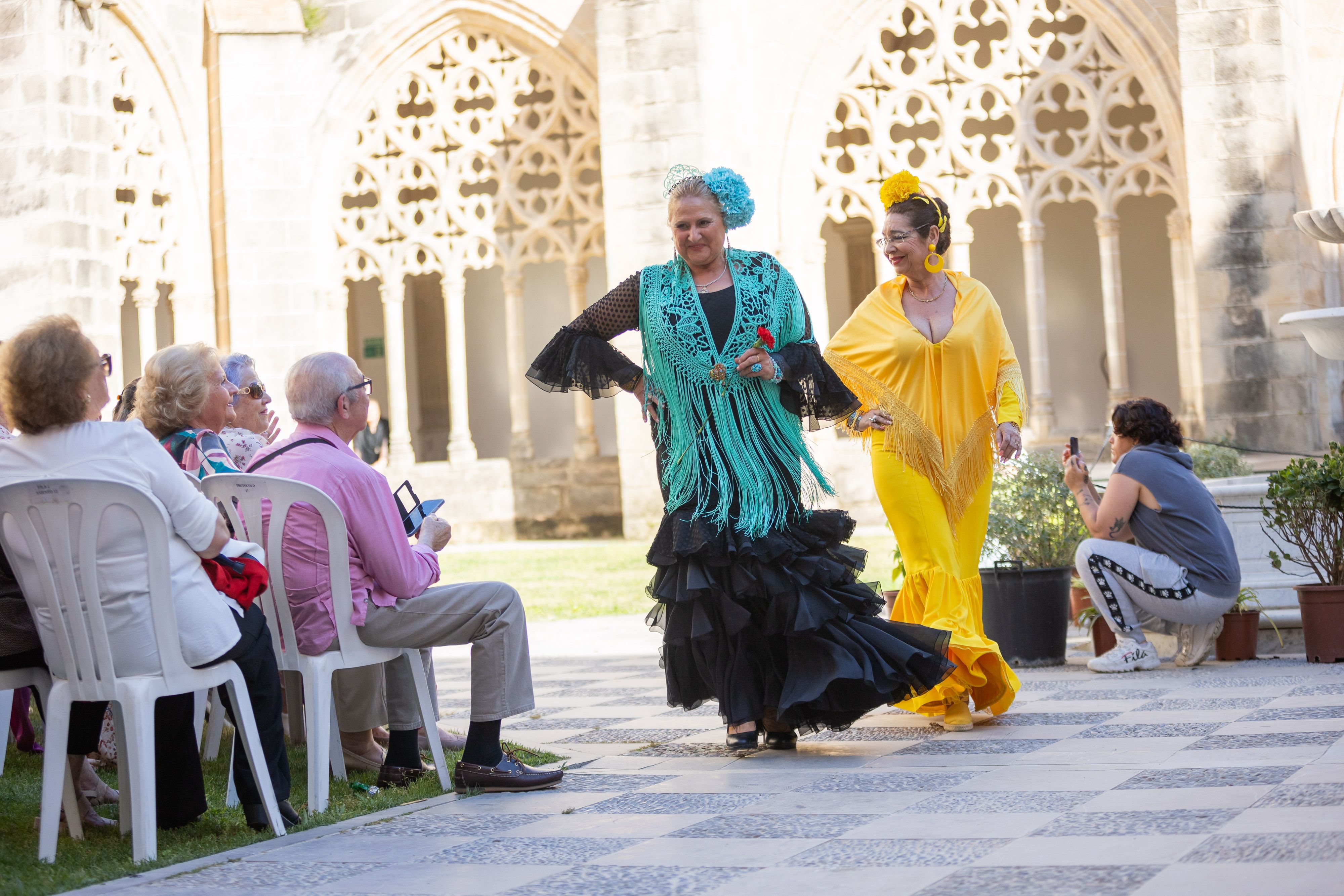  Desfile de 'mujeres con arte' en los Claustros de Santo Domingo de Jerez