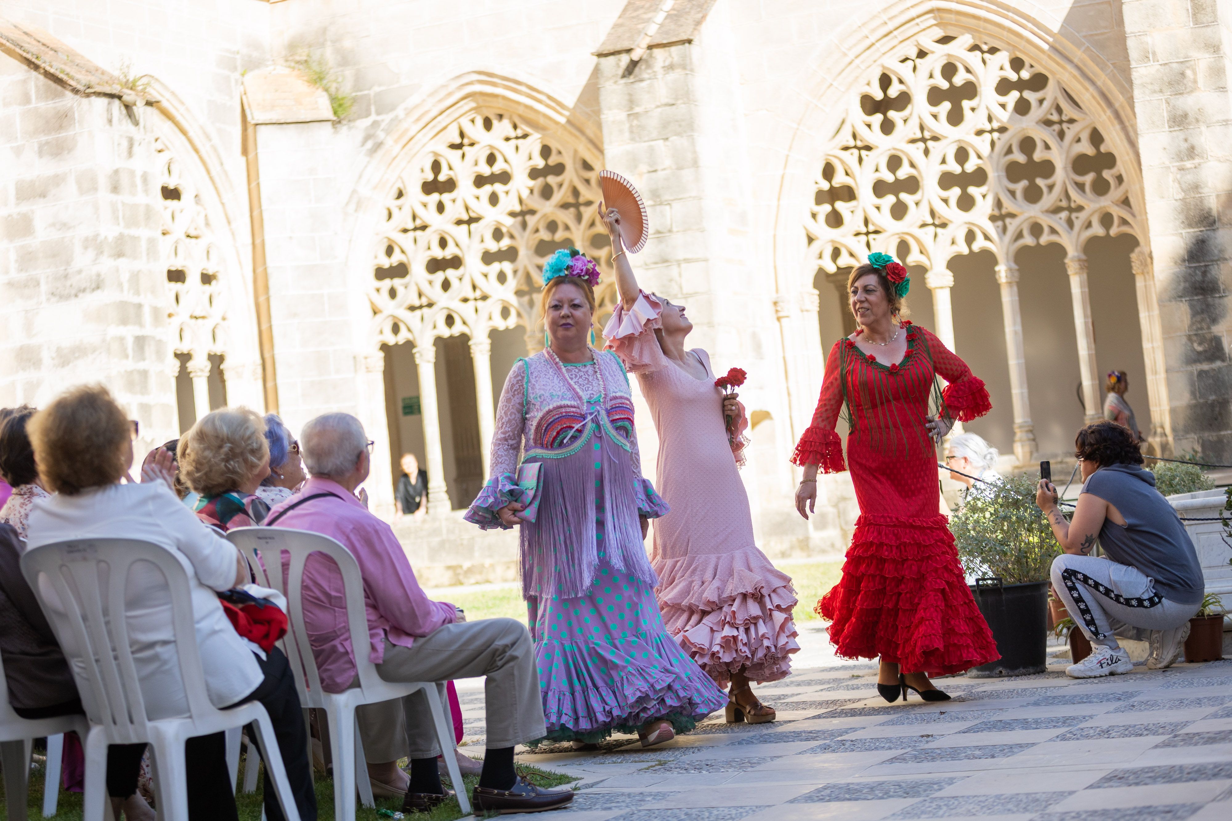 Desfile de 'mujeres con arte' en los Claustros de Santo Domingo de Jerez