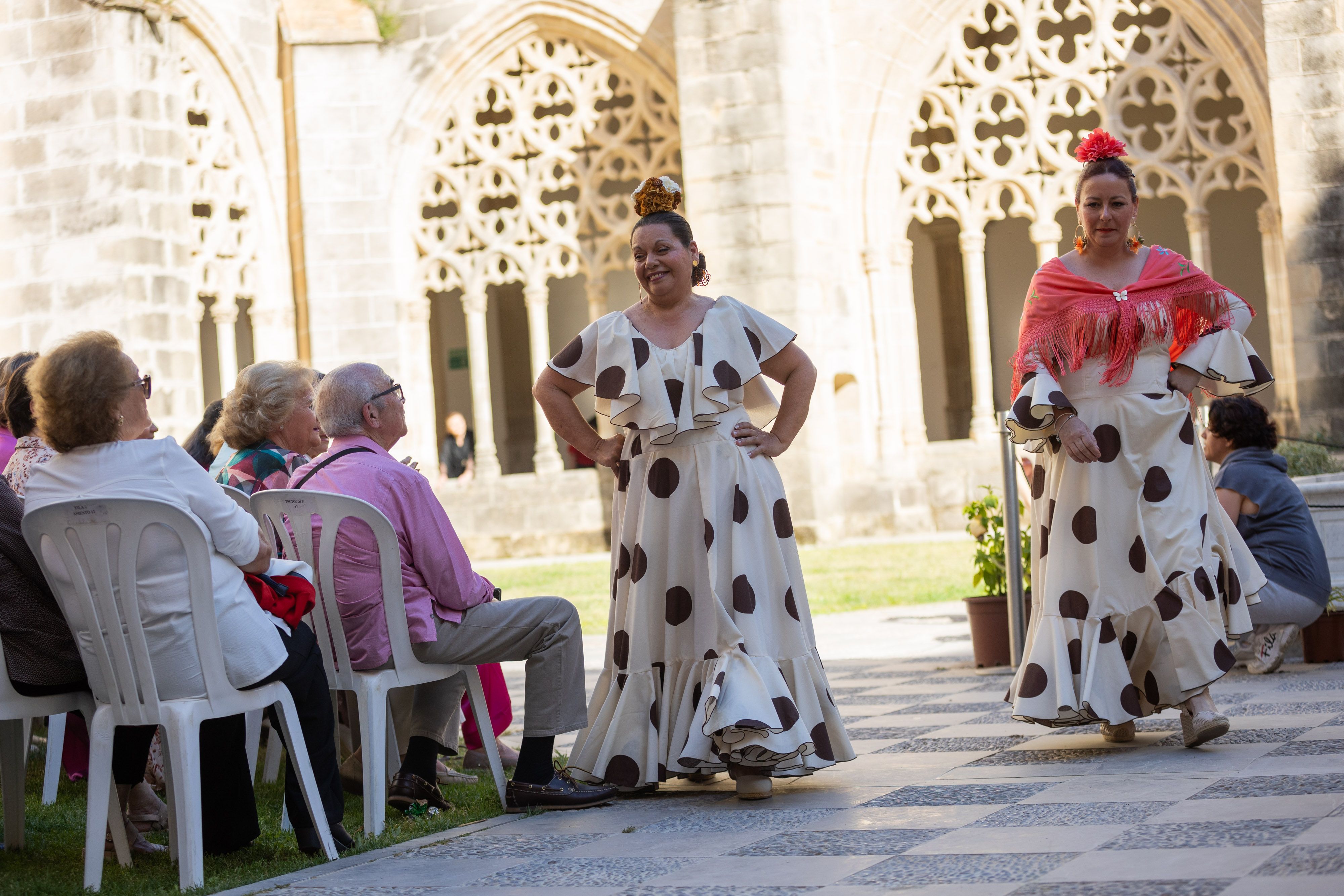  Desfile de 'mujeres con arte' en los Claustros de Santo Domingo de Jerez
