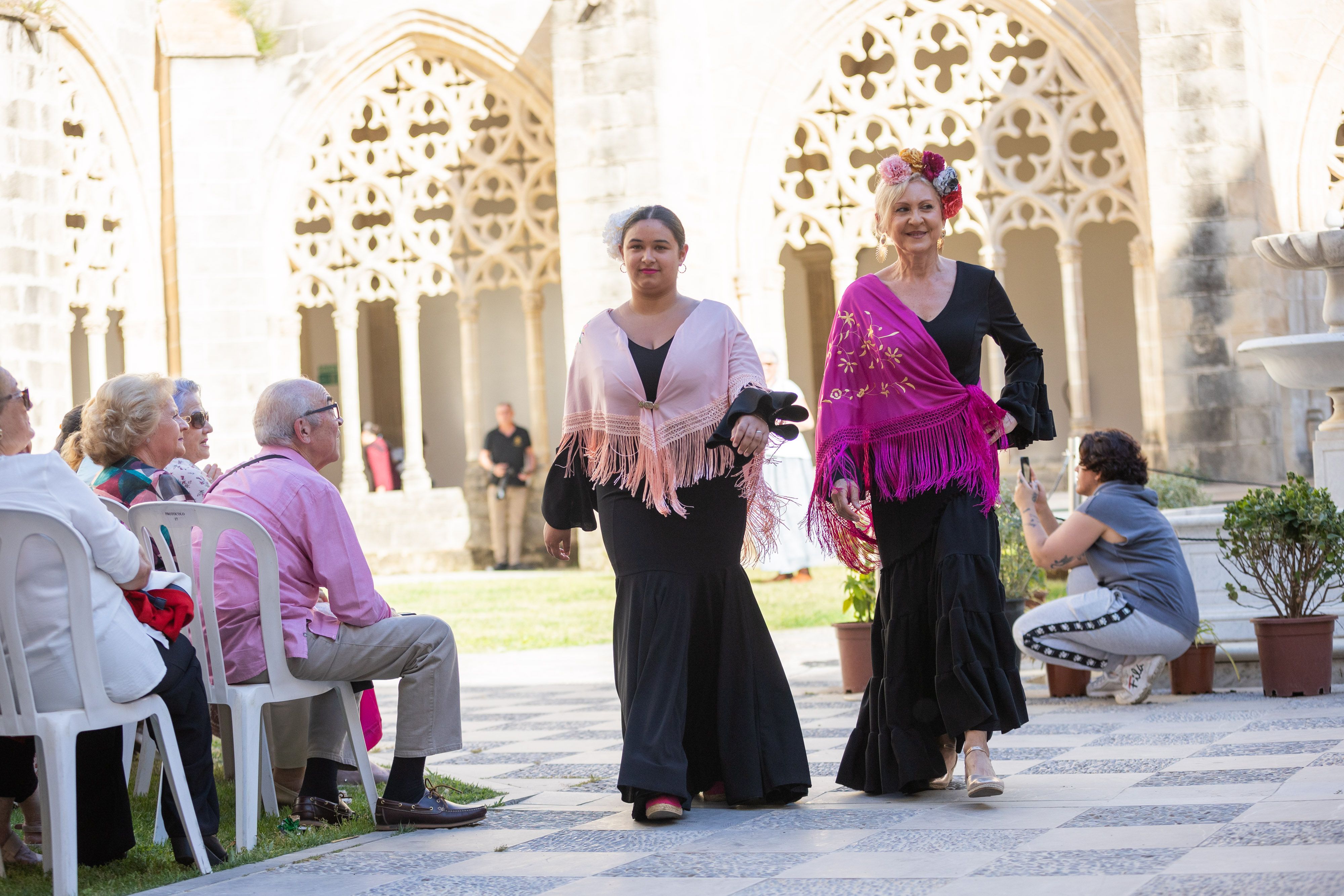  Desfile de 'mujeres con arte' en los Claustros de Santo Domingo de Jerez