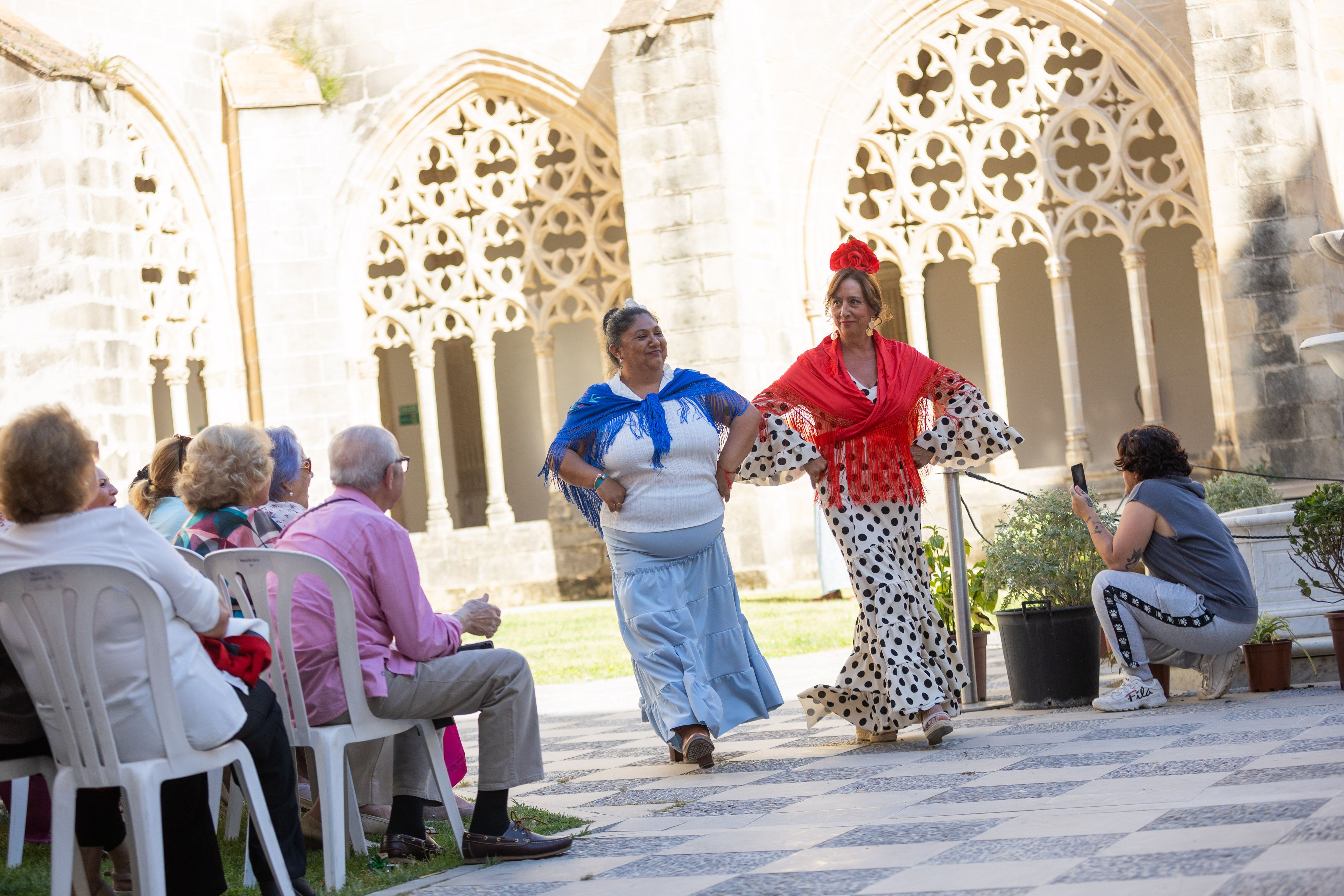  Desfile de 'mujeres con arte' en los Claustros de Santo Domingo de Jerez