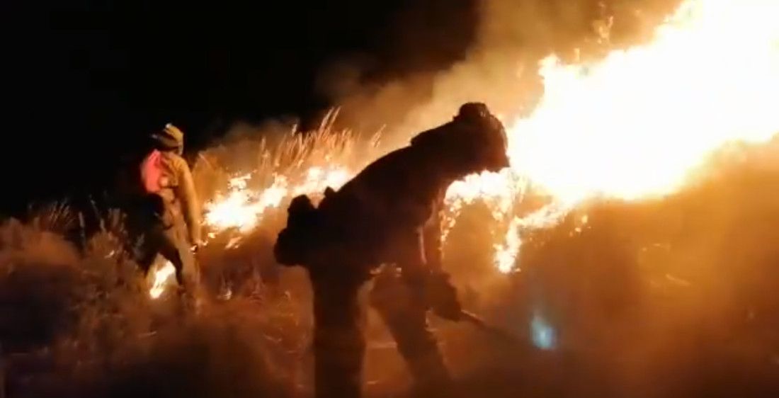 Efectivos del Infoca trabajan esta pasada noche en el incendio de Olvera. FOTO: Infoca