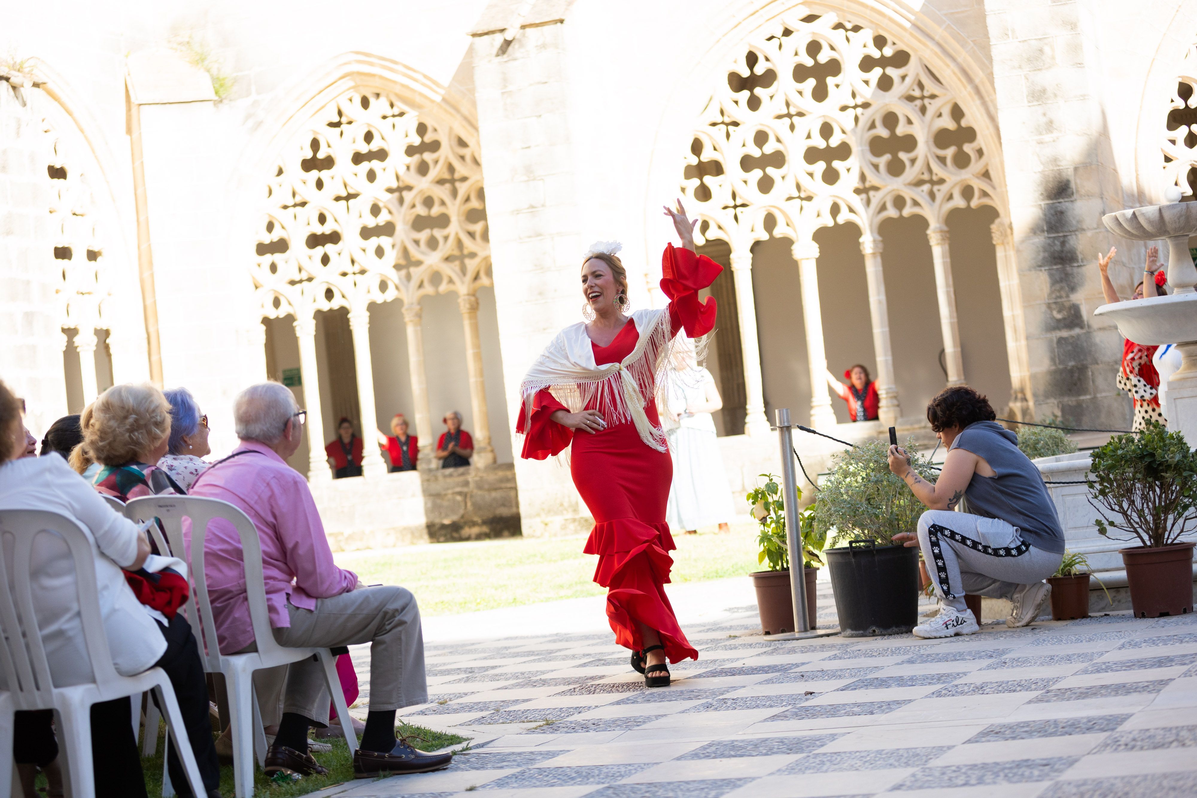  Desfile de 'mujeres con arte' en los Claustros de Santo Domingo de Jerez