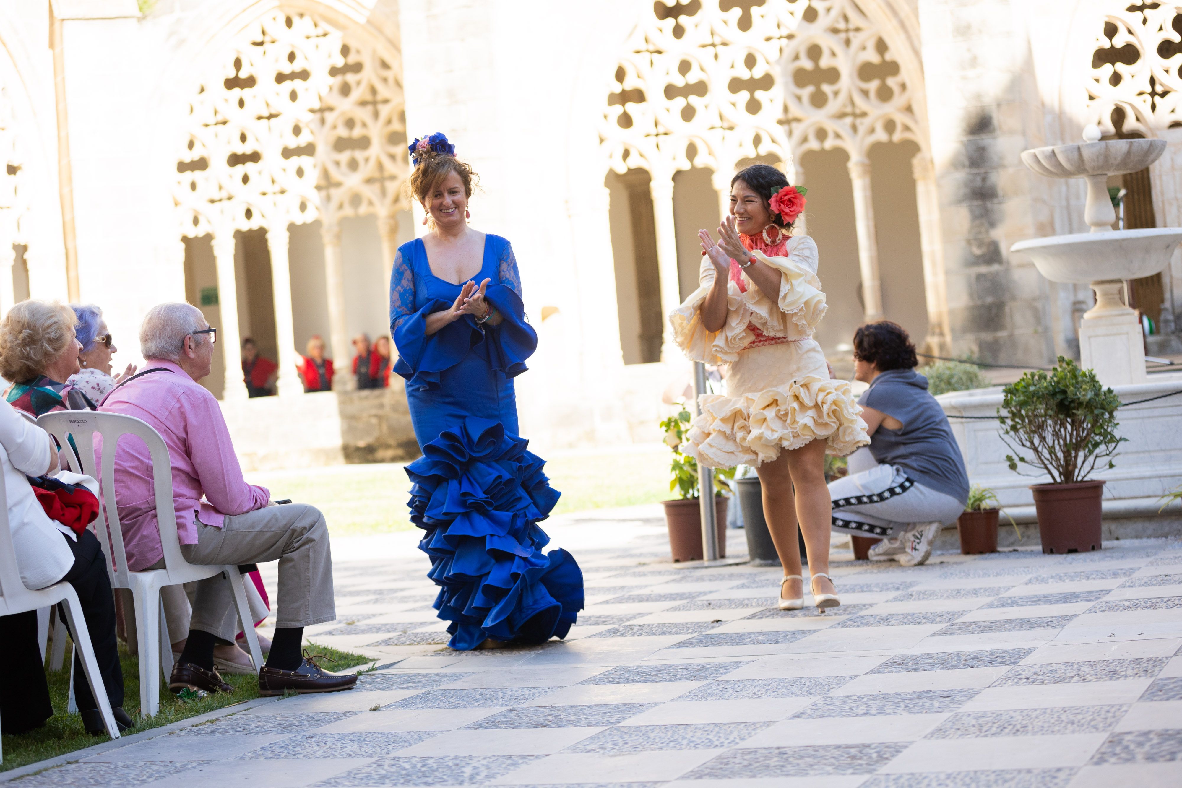  Desfile de 'mujeres con arte' en los Claustros de Santo Domingo de Jerez