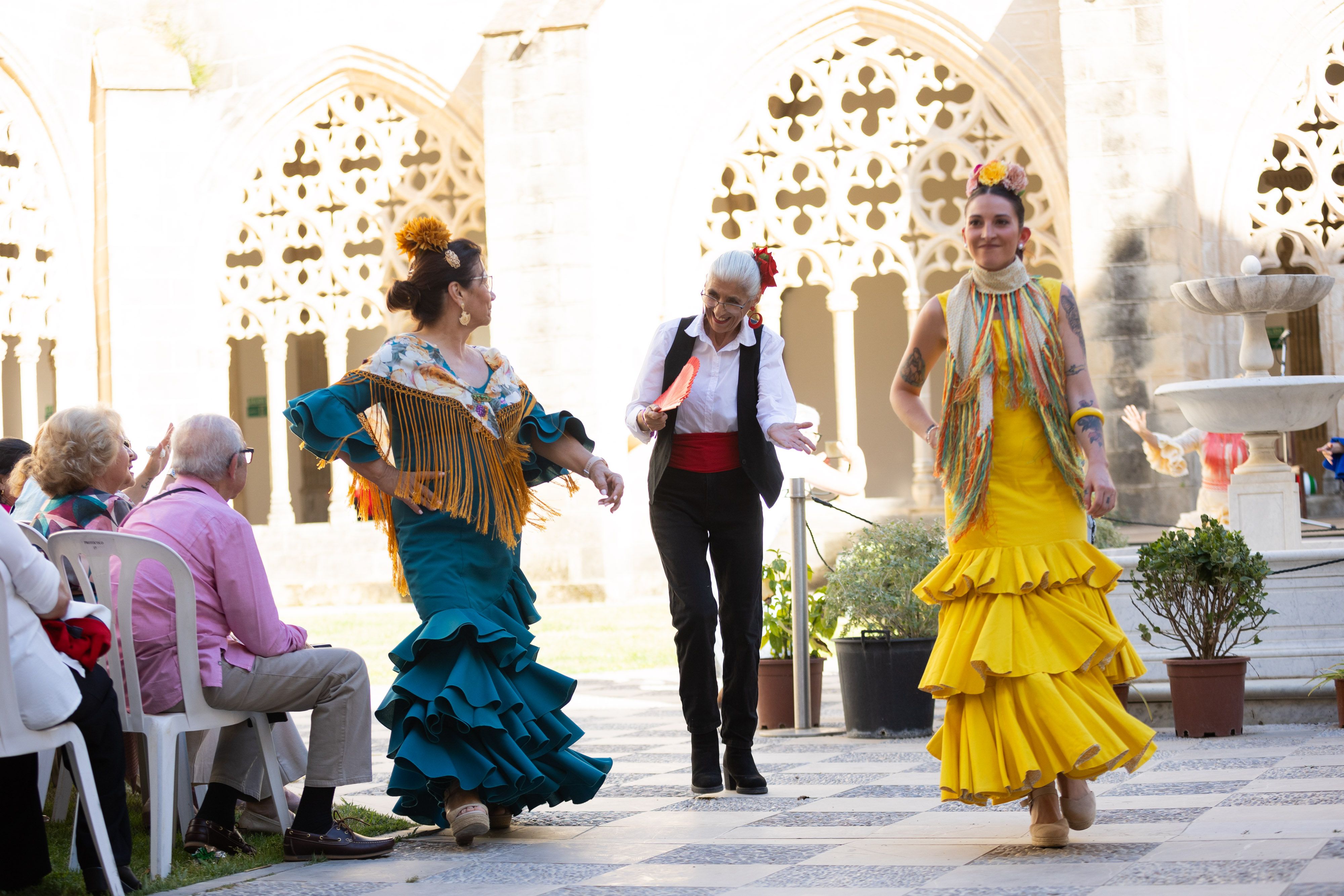  Desfile de 'mujeres con arte' en los Claustros de Santo Domingo de Jerez