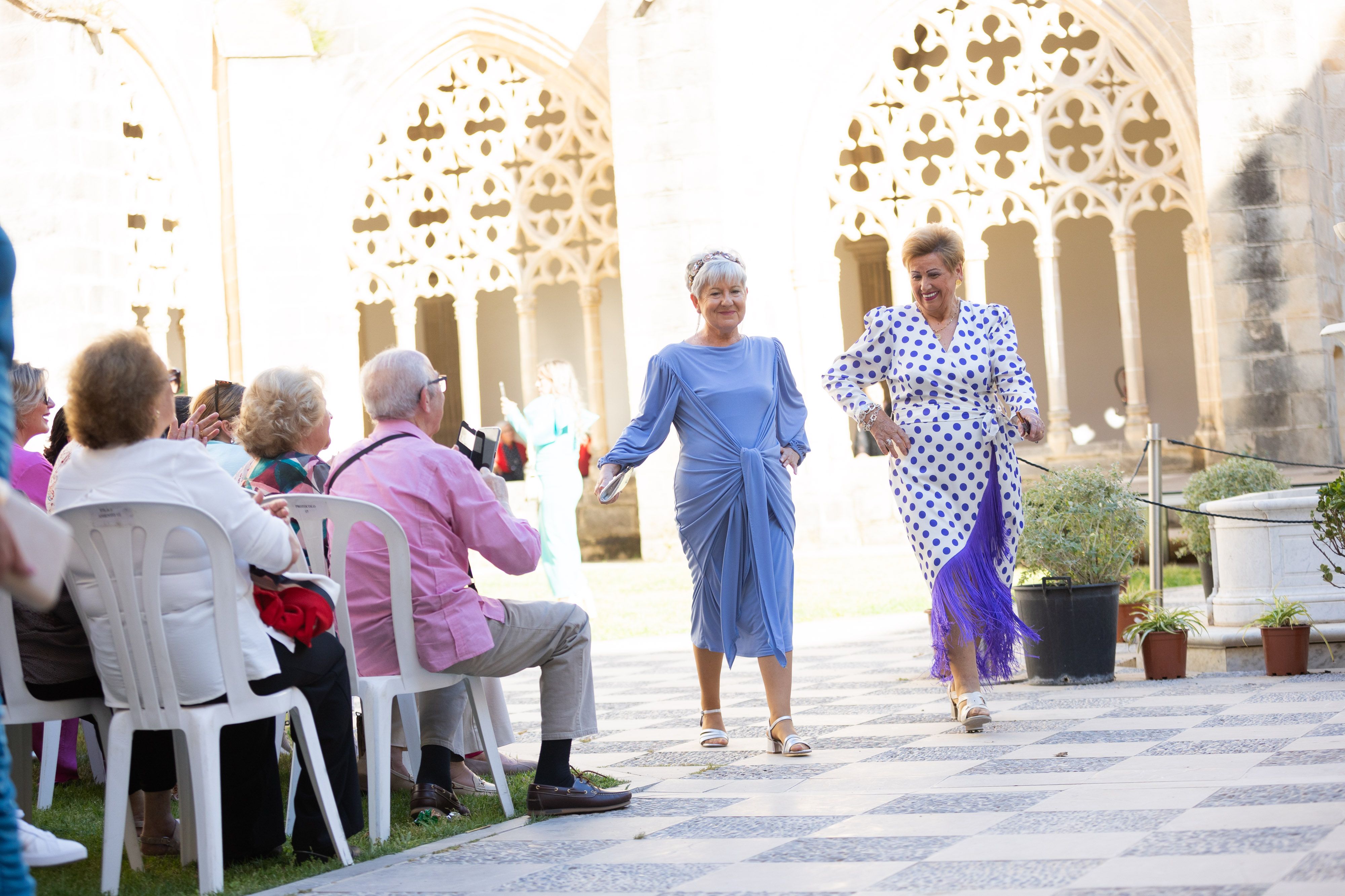  Desfile de 'mujeres con arte' en los Claustros de Santo Domingo de Jerez