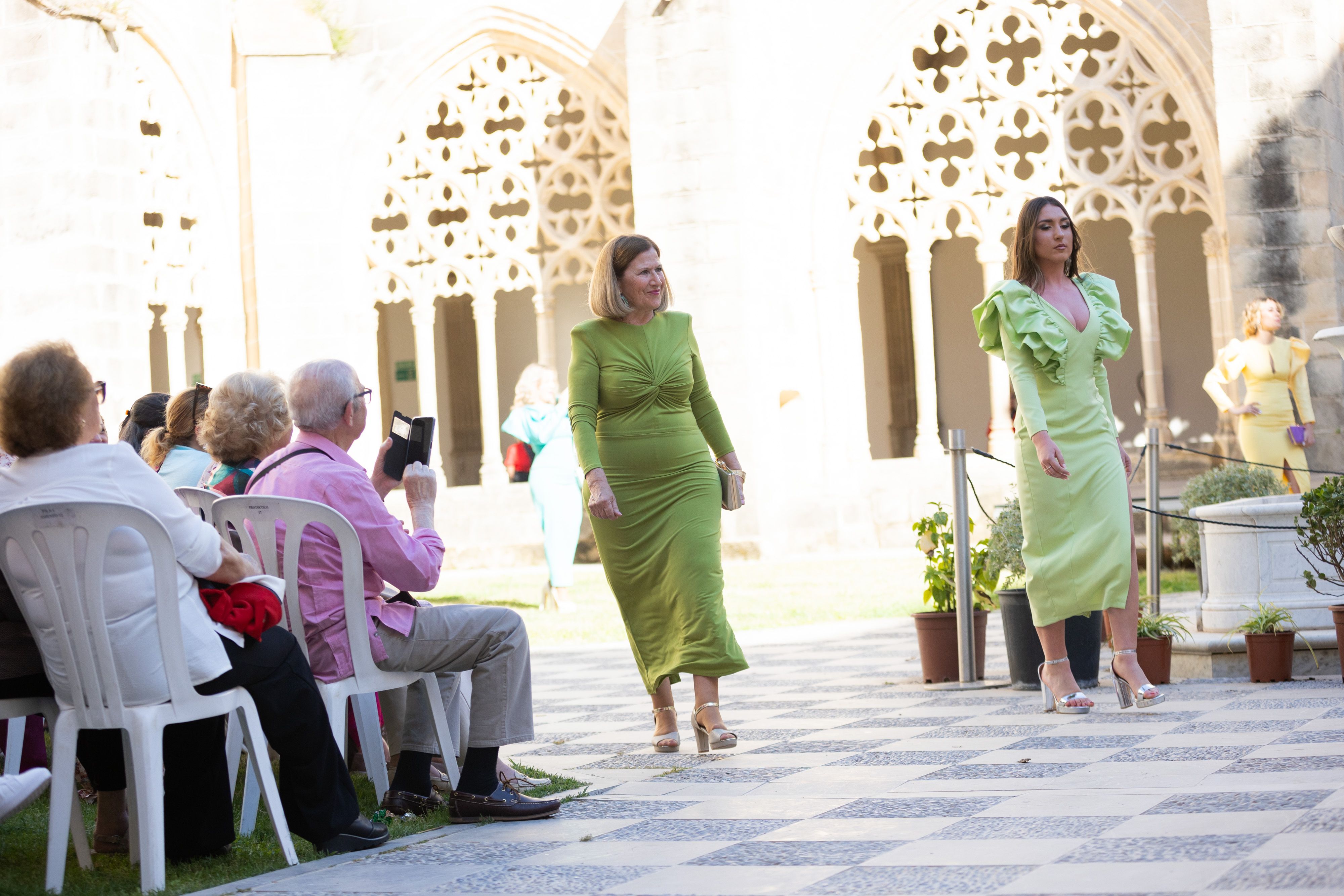  Desfile de 'mujeres con arte' en los Claustros de Santo Domingo de Jerez