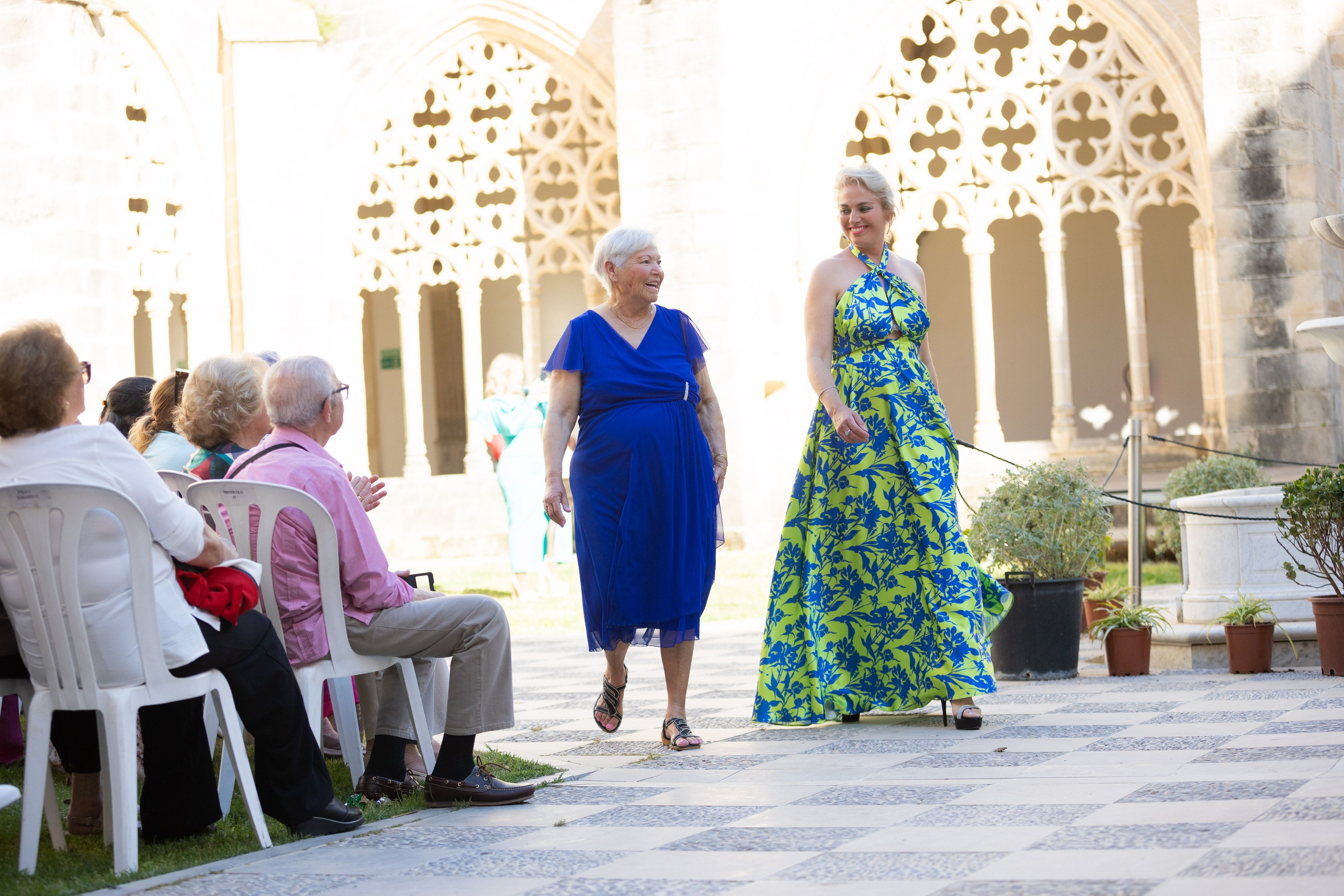  Desfile de 'mujeres con arte' en los Claustros de Santo Domingo de Jerez