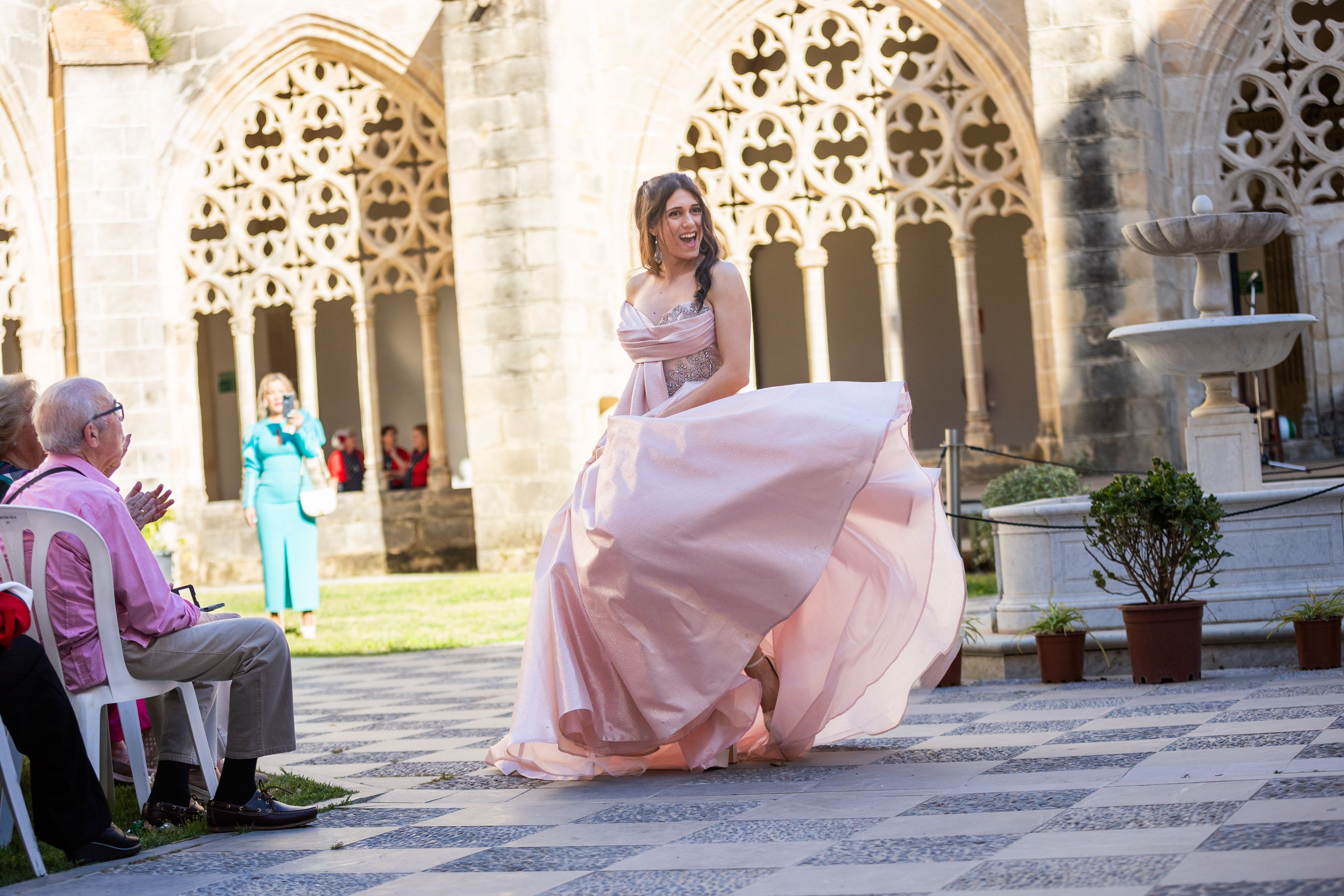  Desfile de 'mujeres con arte' en los Claustros de Santo Domingo de Jerez