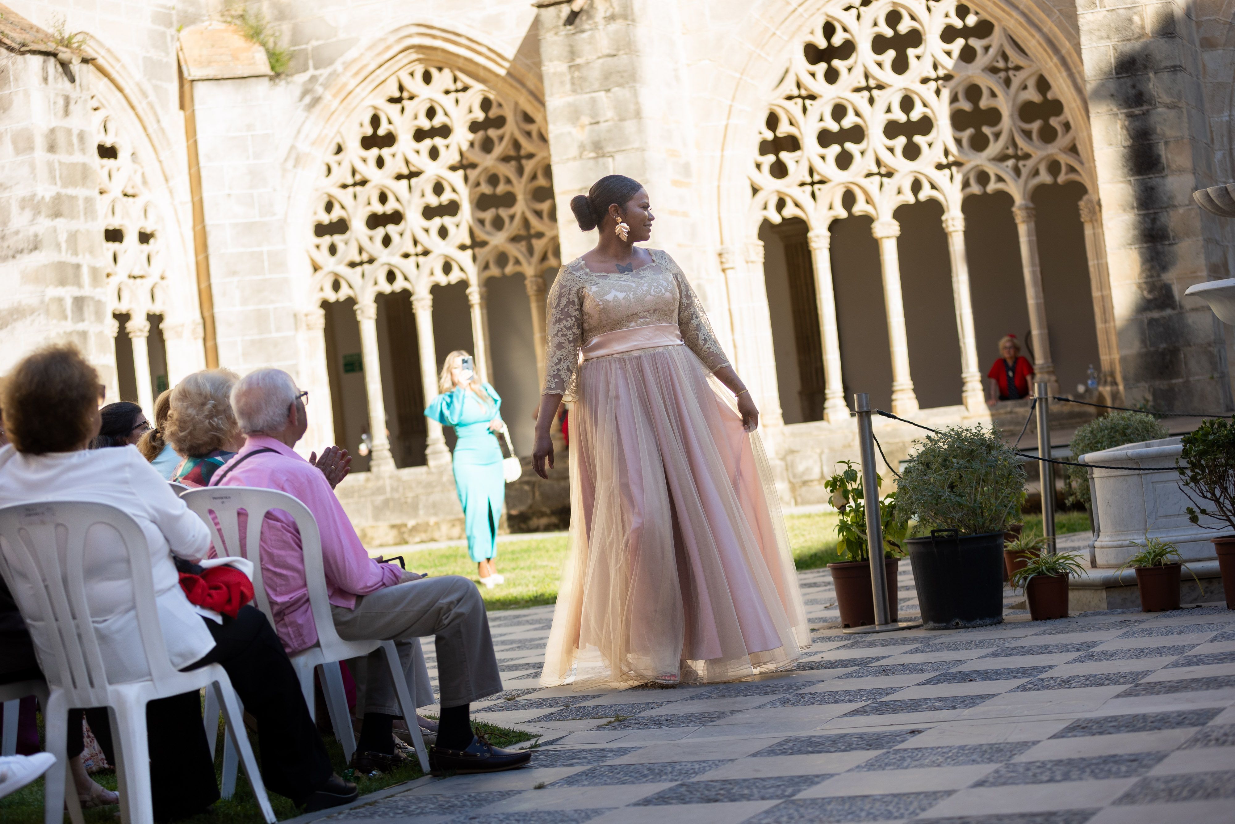  Desfile de 'mujeres con arte' en los Claustros de Santo Domingo de Jerez