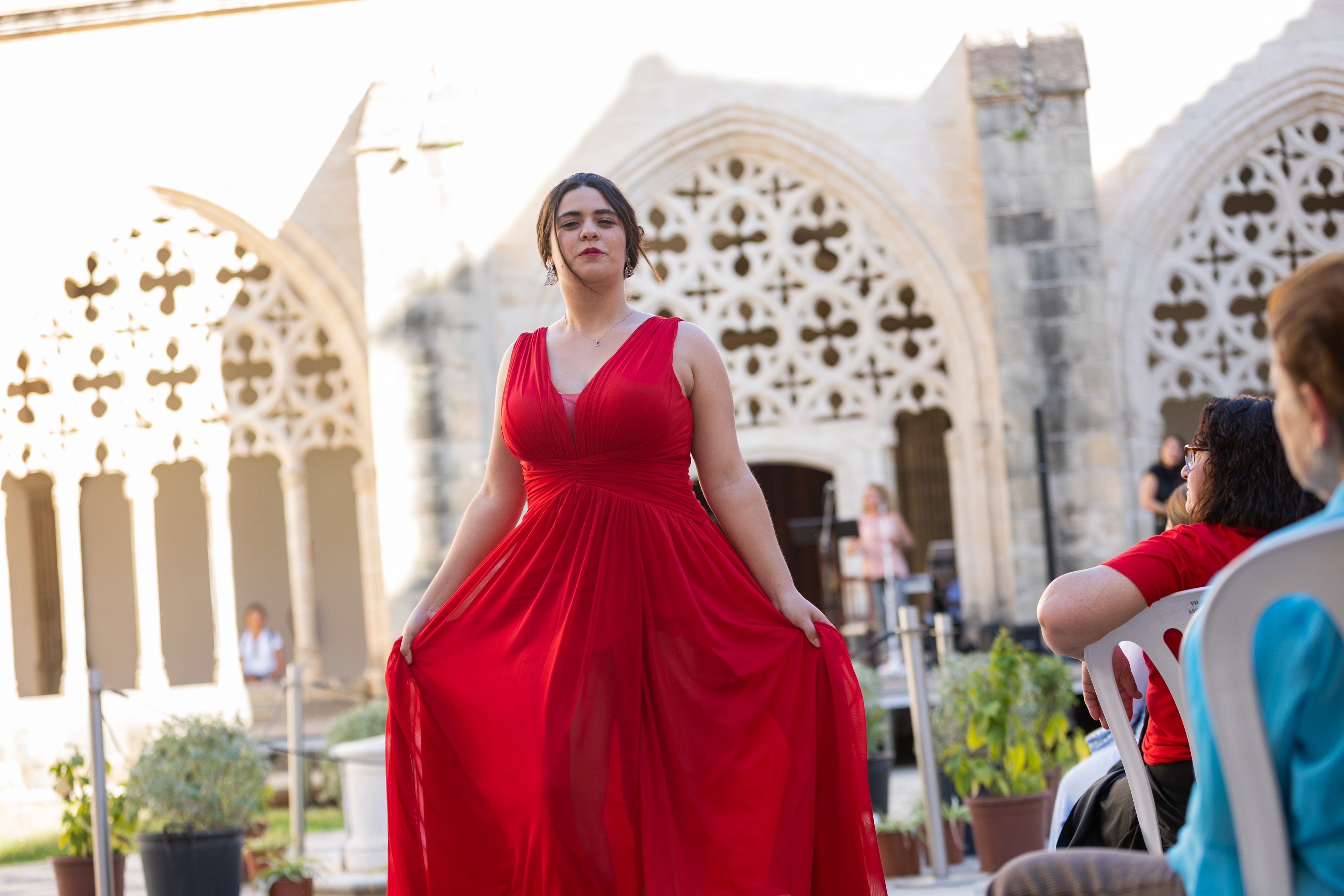 Desfile de 'mujeres con arte' en los Claustros de Santo Domingo de Jerez