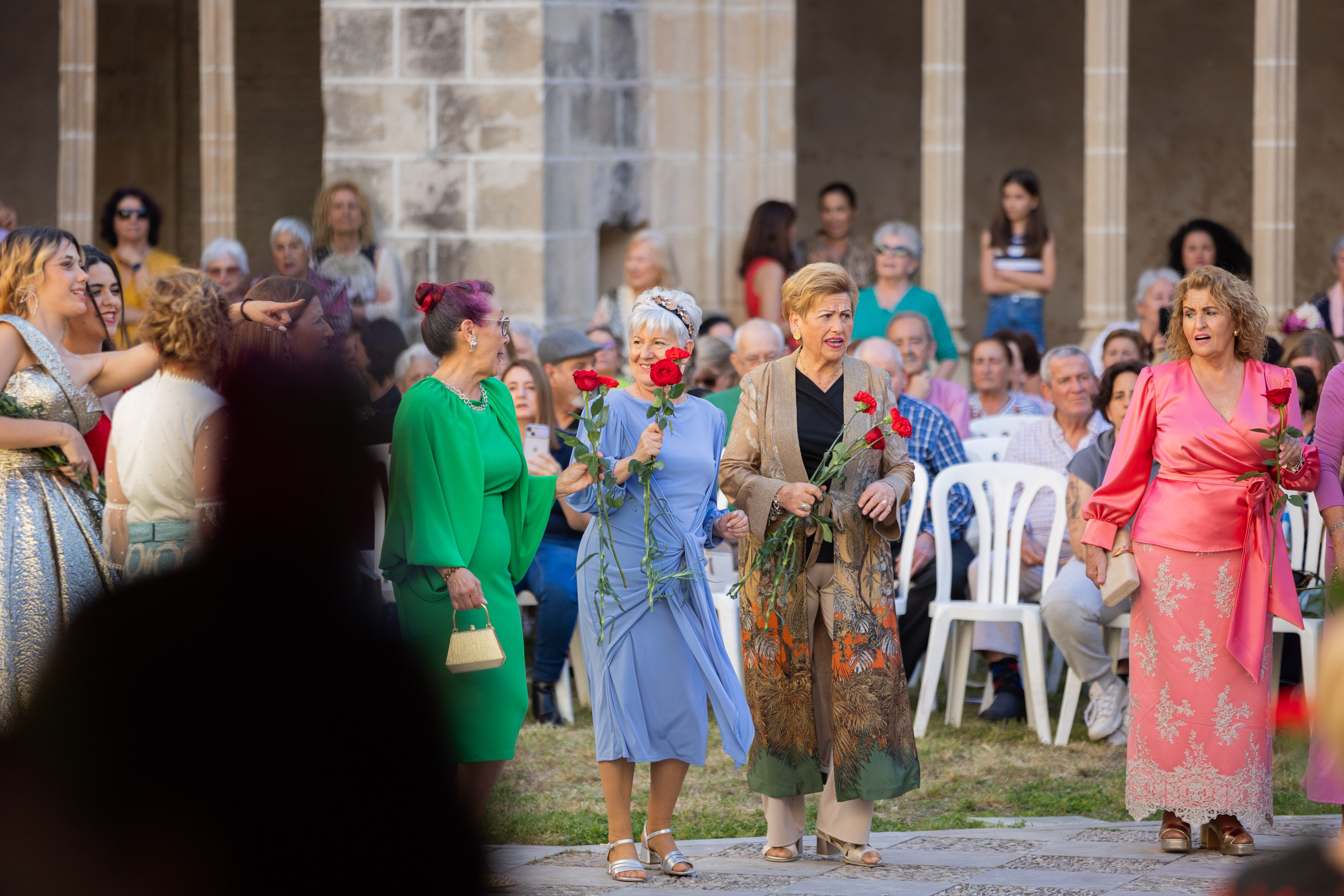  Desfile de 'mujeres con arte' en los Claustros de Santo Domingo de Jerez