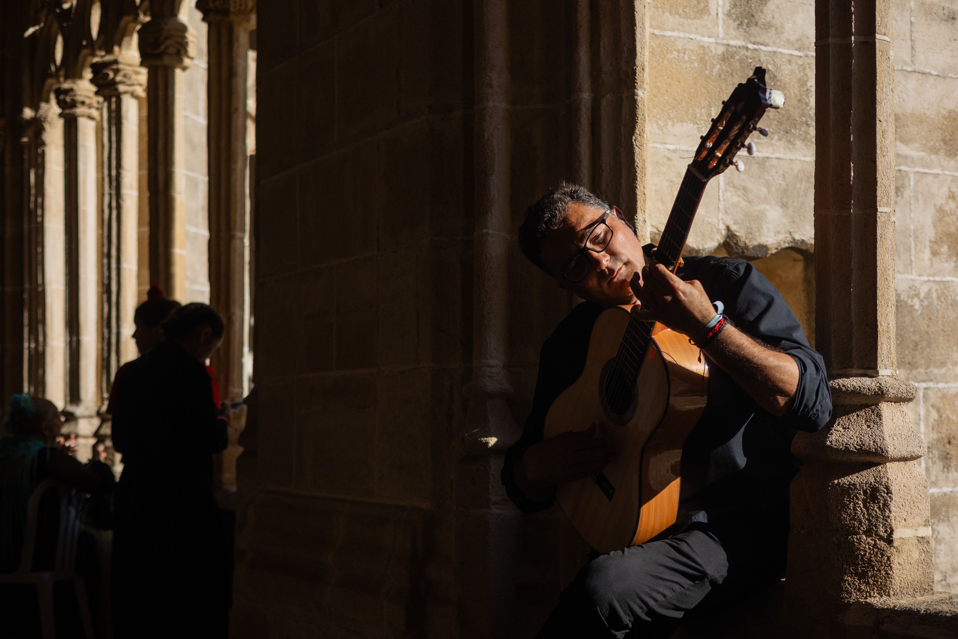  Desfile de 'mujeres con arte' en los Claustros de Santo Domingo de Jerez