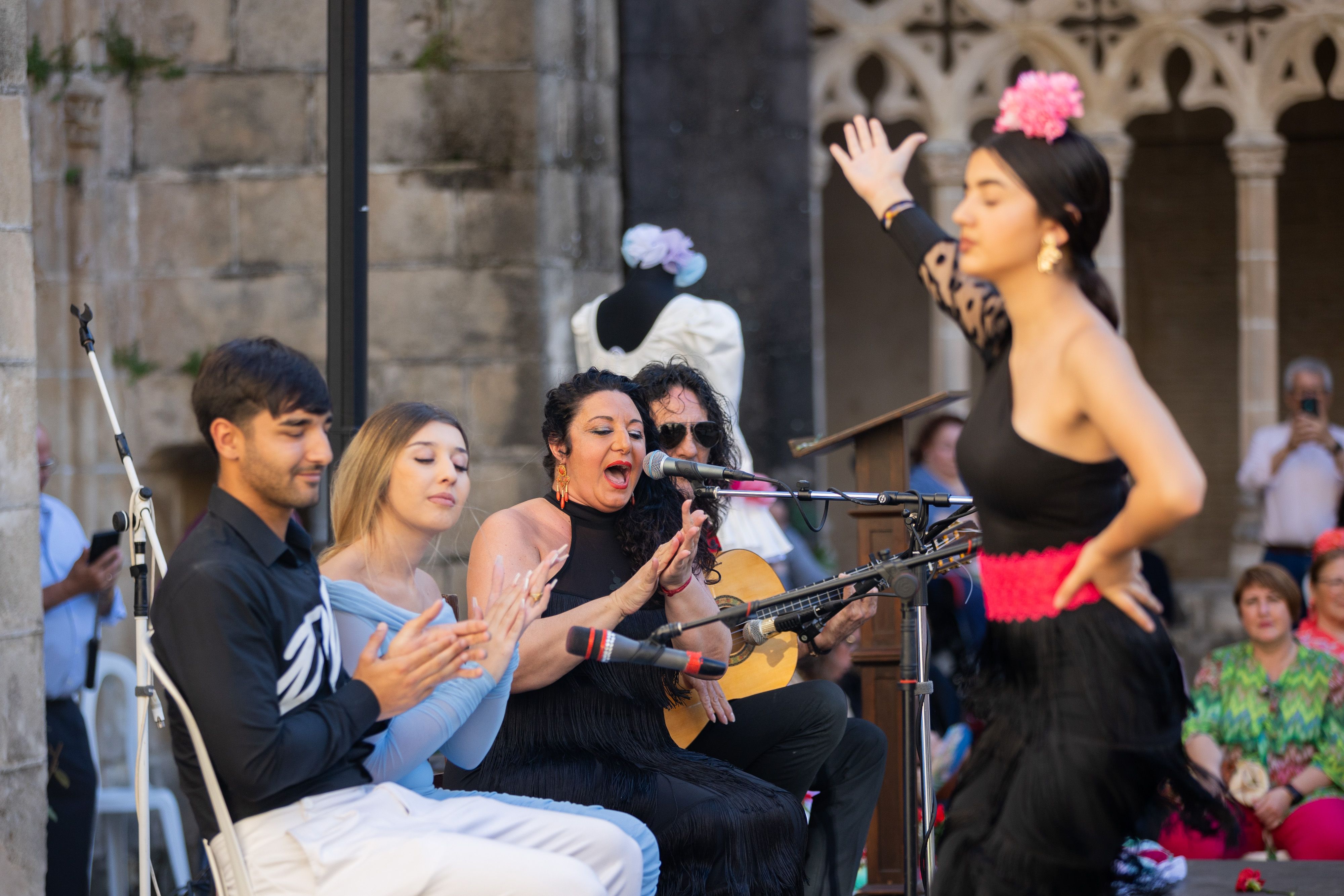 Desfile de 'mujeres con arte' en los Claustros de Santo Domingo de Jerez