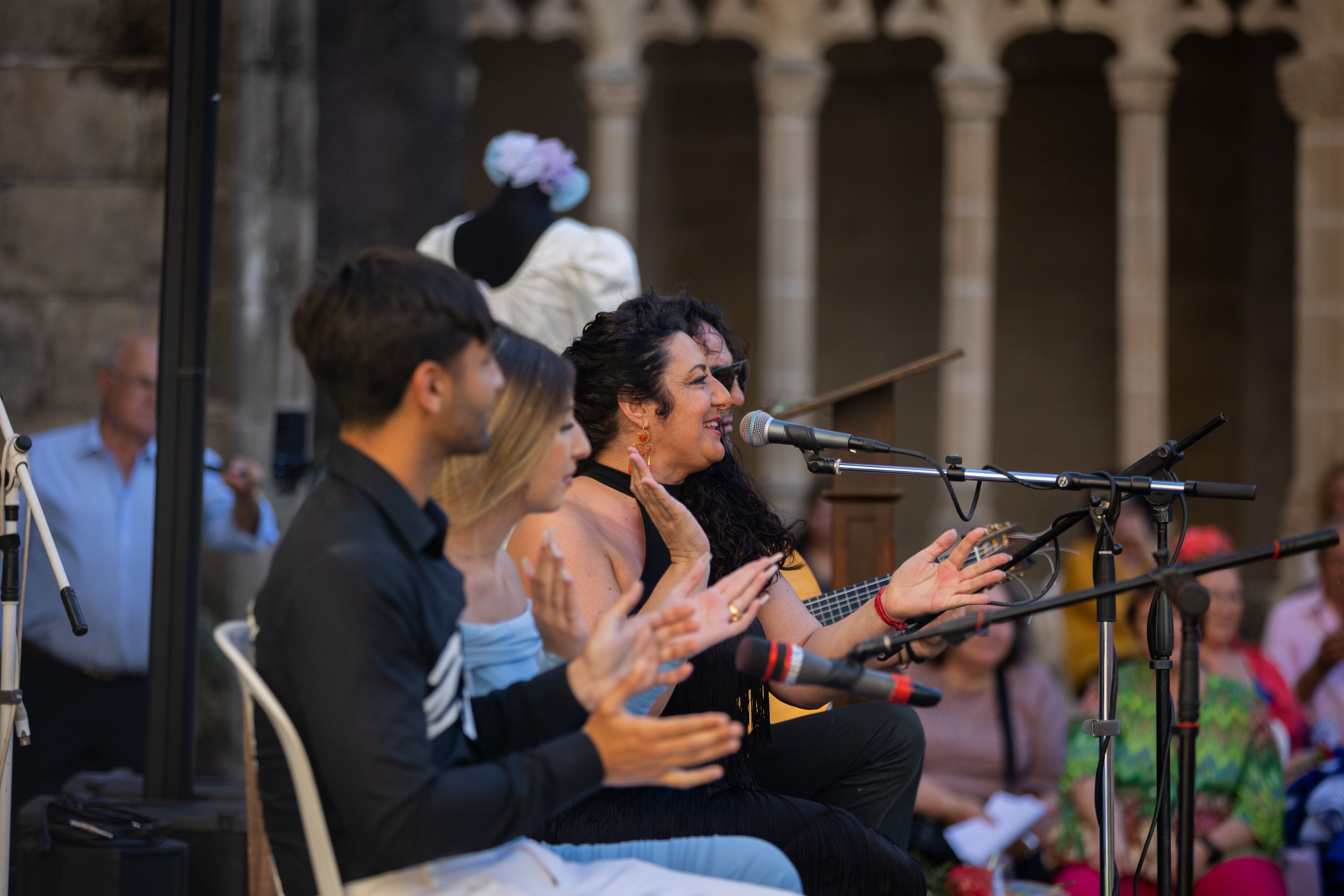  Desfile de 'mujeres con arte' en los Claustros de Santo Domingo de Jerez